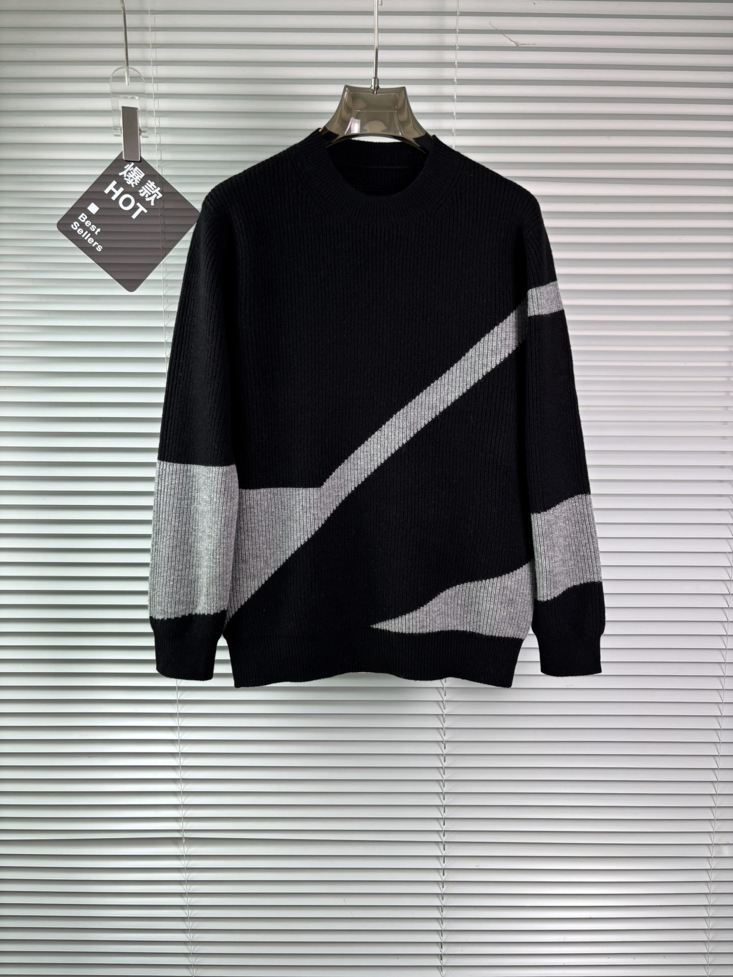 秋冬新品贸易公司渠道稀出，领先官网发售！基础款纯色针织衫单穿叠穿的好选择，修身显瘦的合身版型款式简约，螺