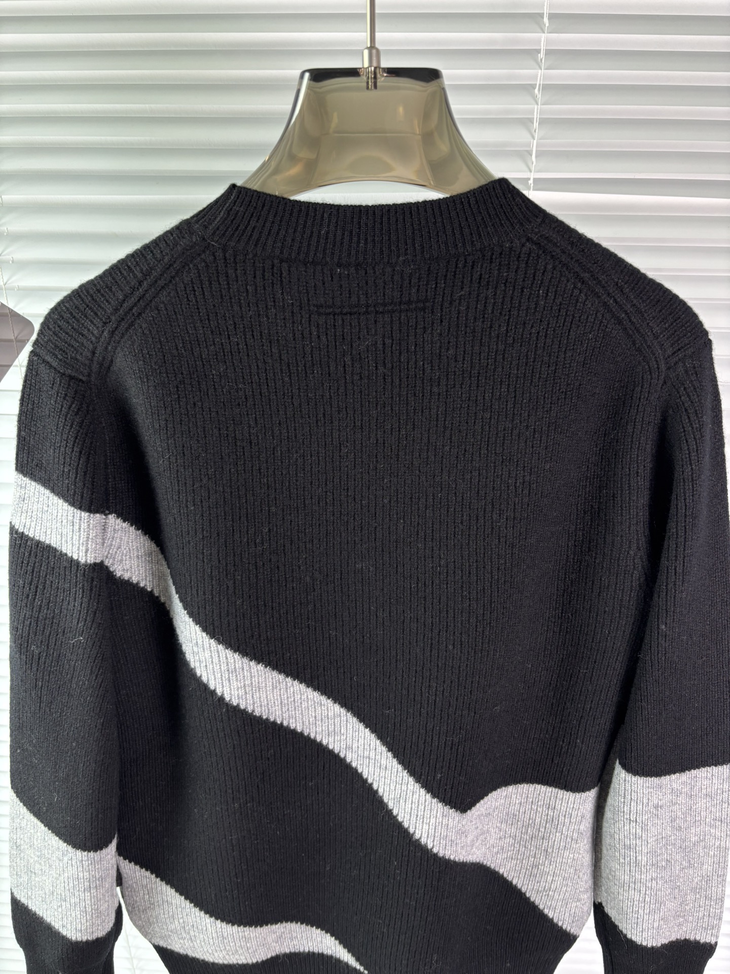 秋冬新品贸易公司渠道稀出，领先官网发售！基础款纯色针织衫单穿叠穿的好选择，修身显瘦的合身版型款式简约，螺