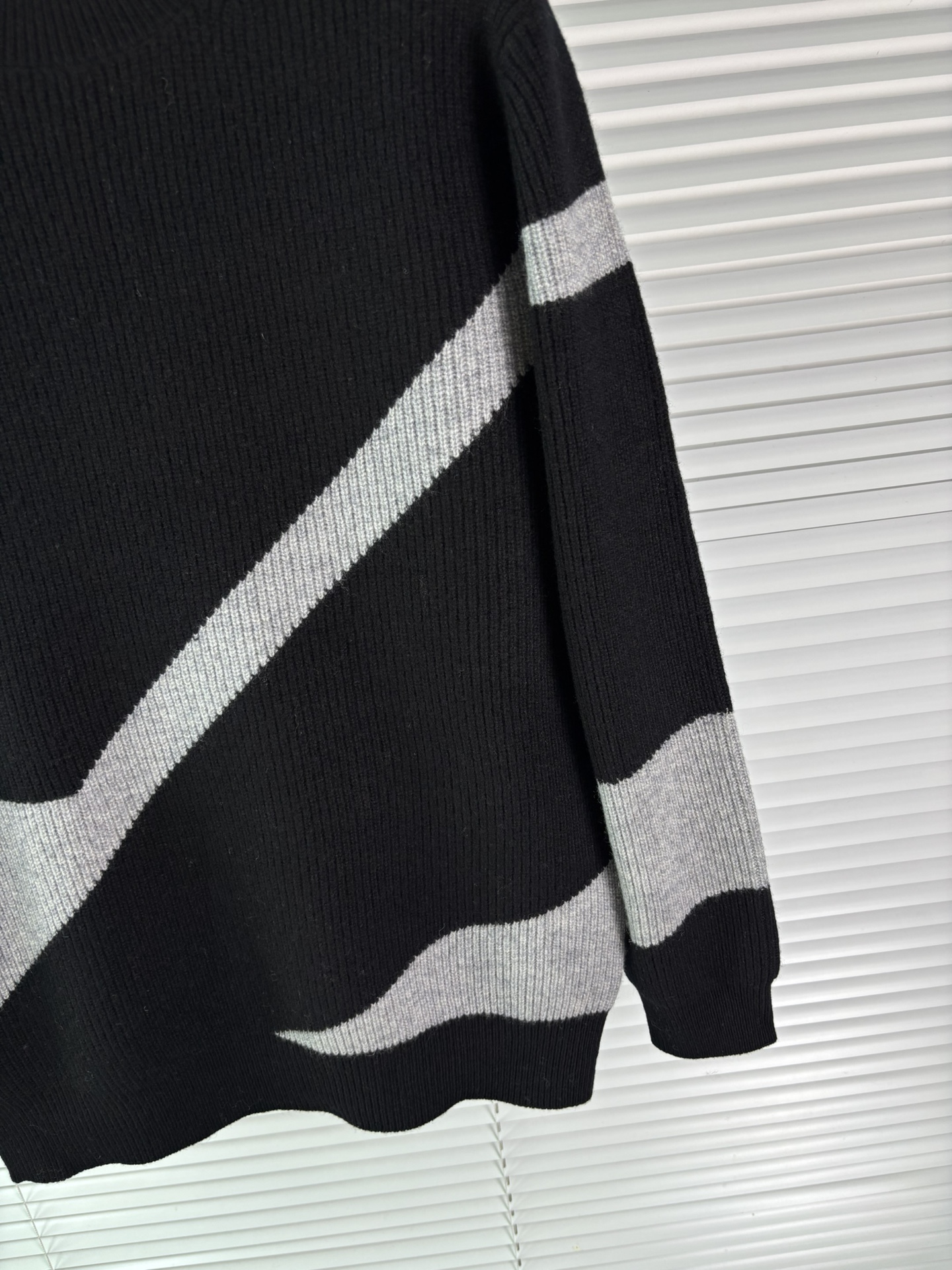 秋冬新品贸易公司渠道稀出，领先官网发售！基础款纯色针织衫单穿叠穿的好选择，修身显瘦的合身版型款式简约，螺