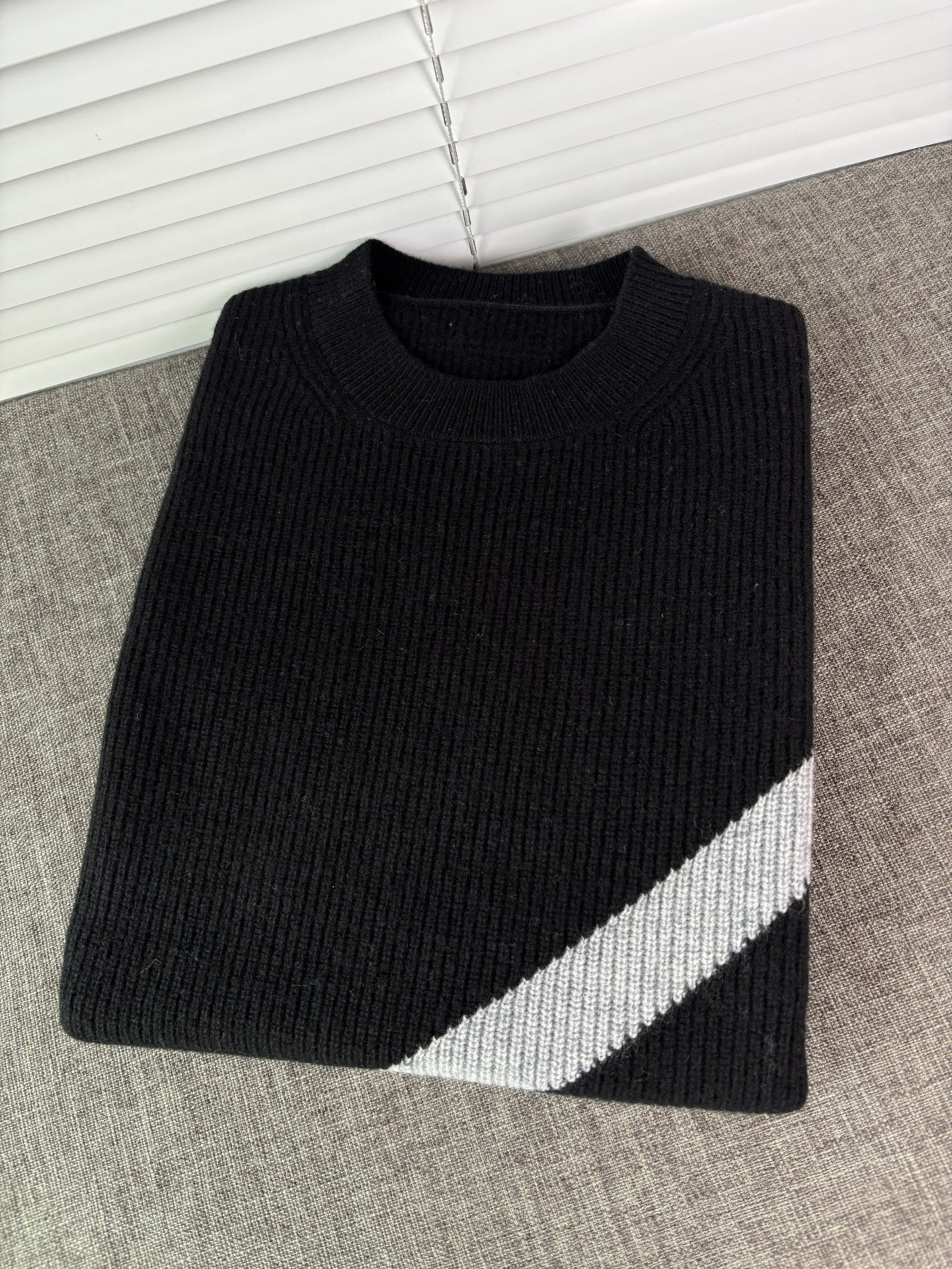 秋冬新品贸易公司渠道稀出，领先官网发售！基础款纯色针织衫单穿叠穿的好选择，修身显瘦的合身版型款式简约，螺