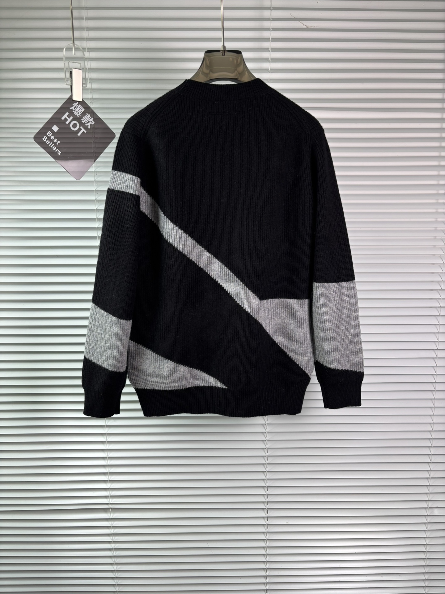 秋冬新品贸易公司渠道稀出，领先官网发售！基础款纯色针织衫单穿叠穿的好选择，修身显瘦的合身版型款式简约，螺