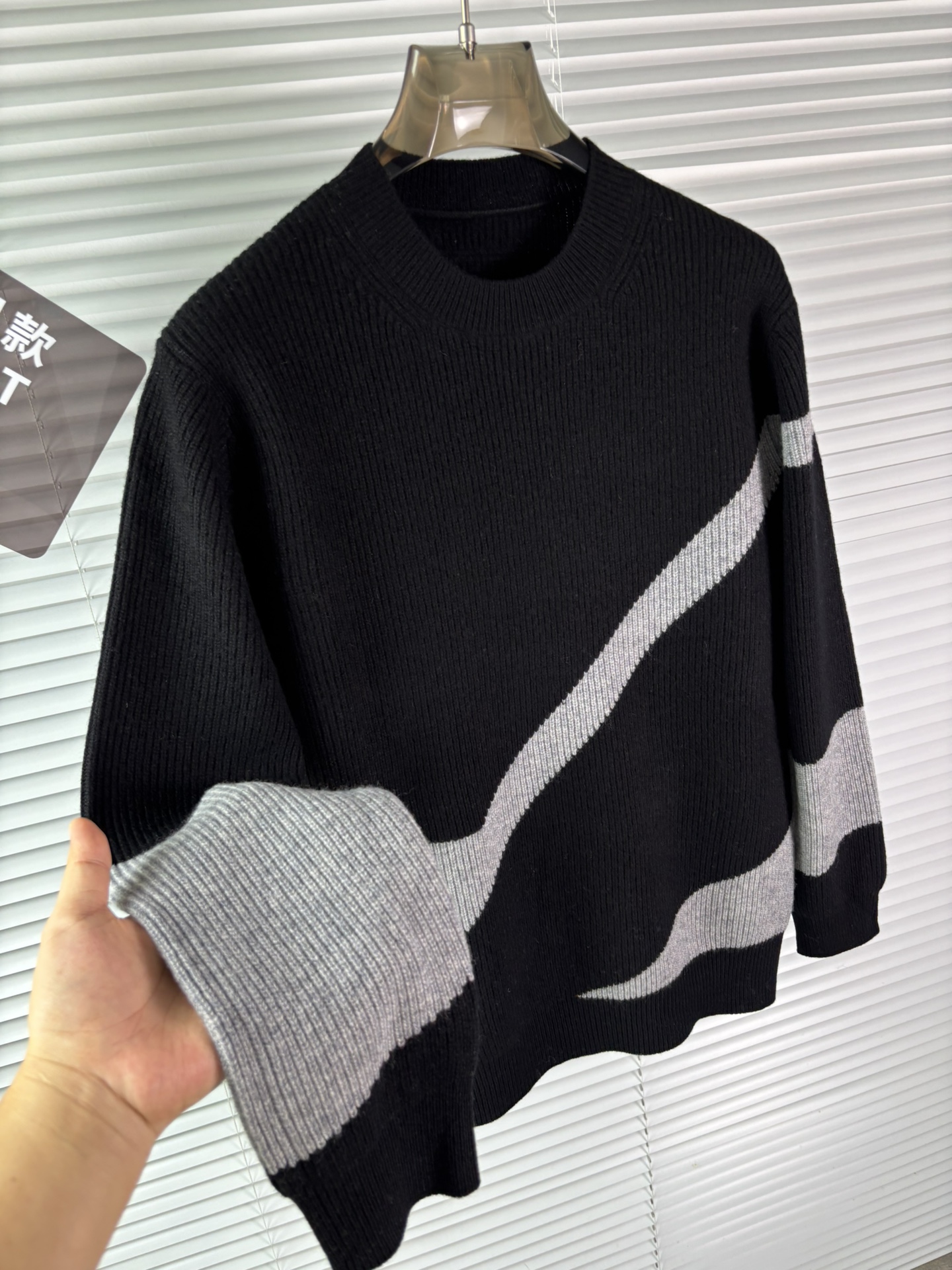 秋冬新品贸易公司渠道稀出，领先官网发售！基础款纯色针织衫单穿叠穿的好选择，修身显瘦的合身版型款式简约，螺