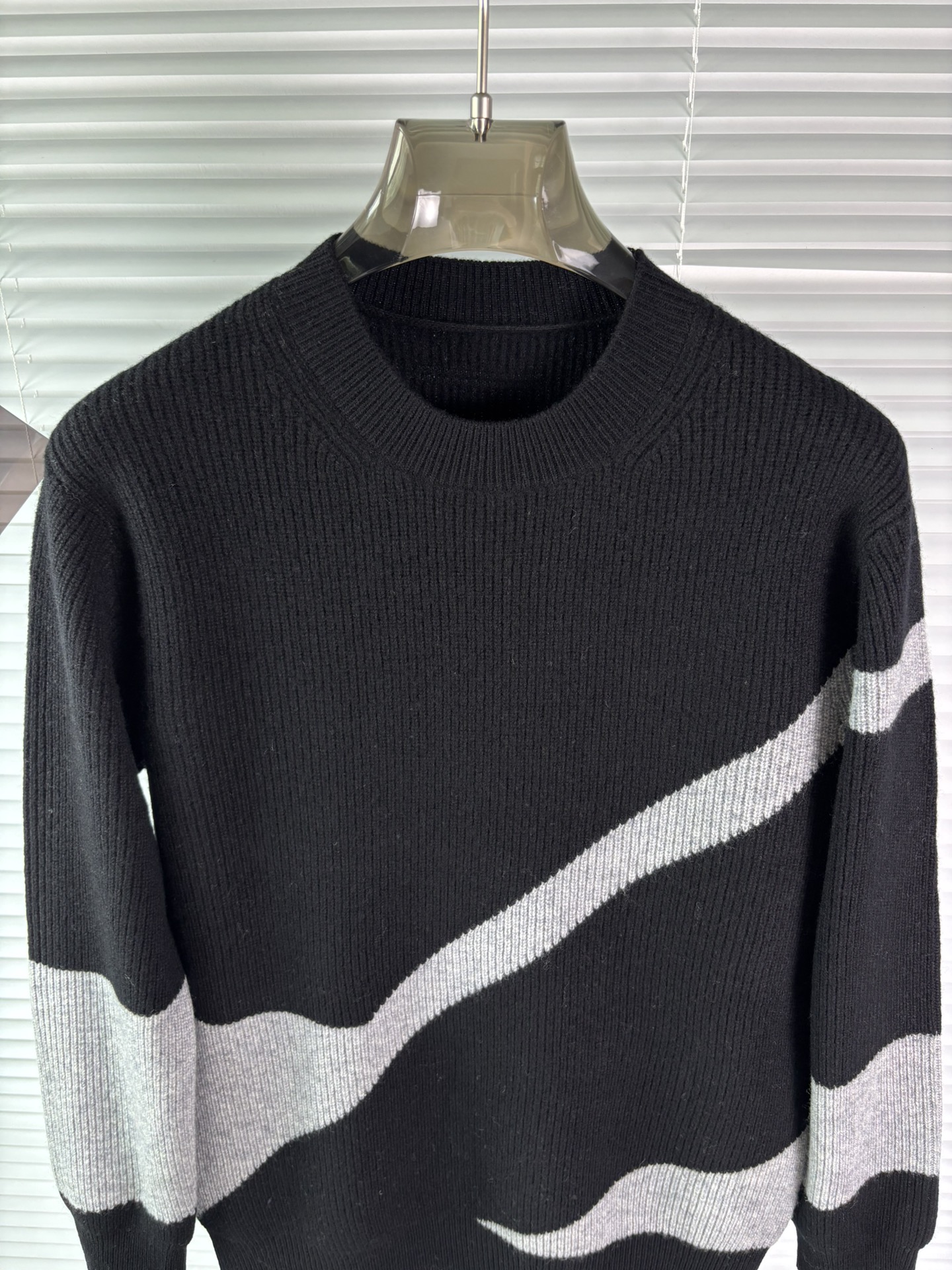 秋冬新品贸易公司渠道稀出，领先官网发售！基础款纯色针织衫单穿叠穿的好选择，修身显瘦的合身版型款式简约，螺