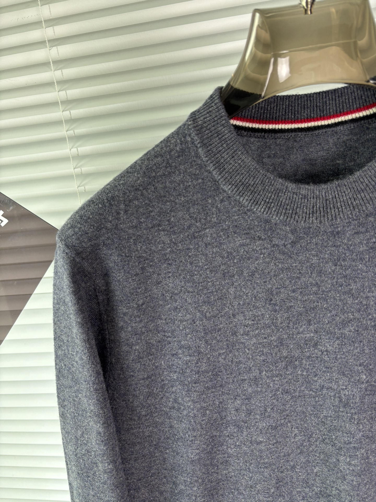 秋冬新品贸易公司渠道稀出，领先官网发售！基础款纯色针织衫单穿叠穿的好选择，修身显瘦的合身版型款式简约，螺