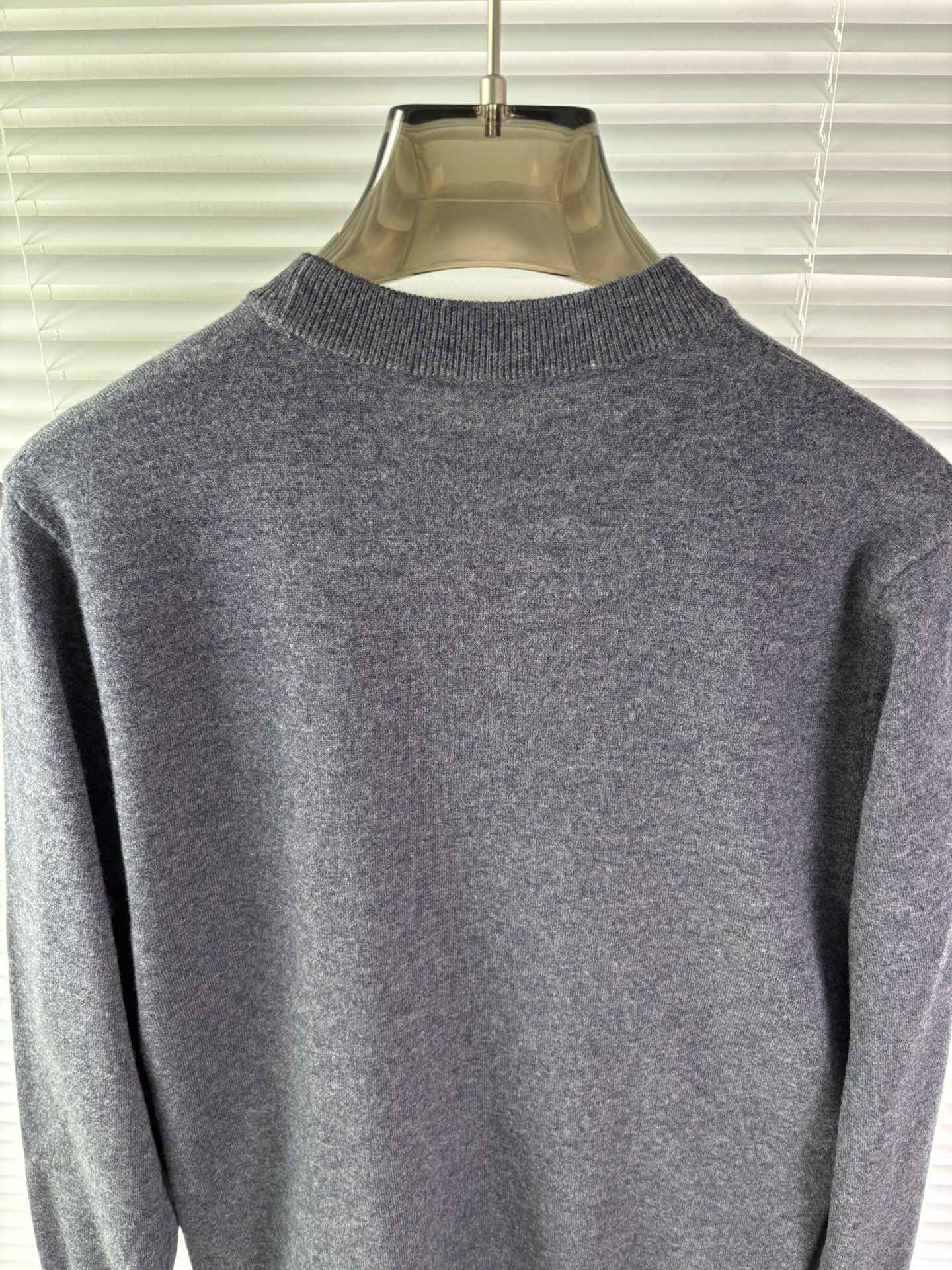 秋冬新品贸易公司渠道稀出，领先官网发售！基础款纯色针织衫单穿叠穿的好选择，修身显瘦的合身版型款式简约，螺