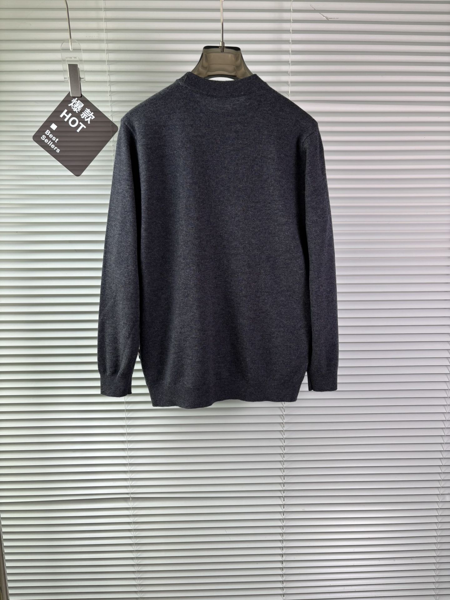 秋冬新品贸易公司渠道稀出，领先官网发售！基础款纯色针织衫单穿叠穿的好选择，修身显瘦的合身版型款式简约，螺