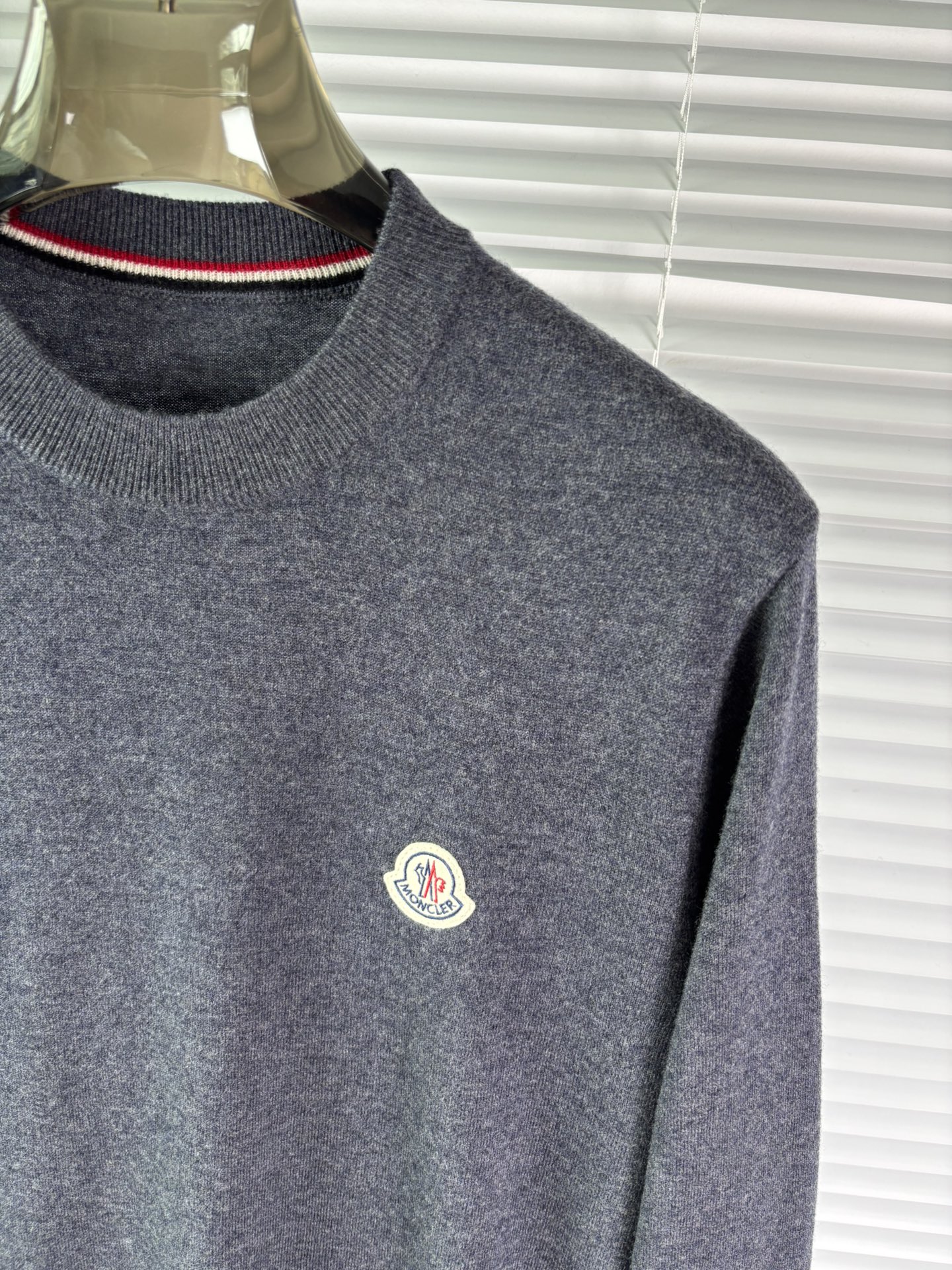 秋冬新品贸易公司渠道稀出，领先官网发售！基础款纯色针织衫单穿叠穿的好选择，修身显瘦的合身版型款式简约，螺