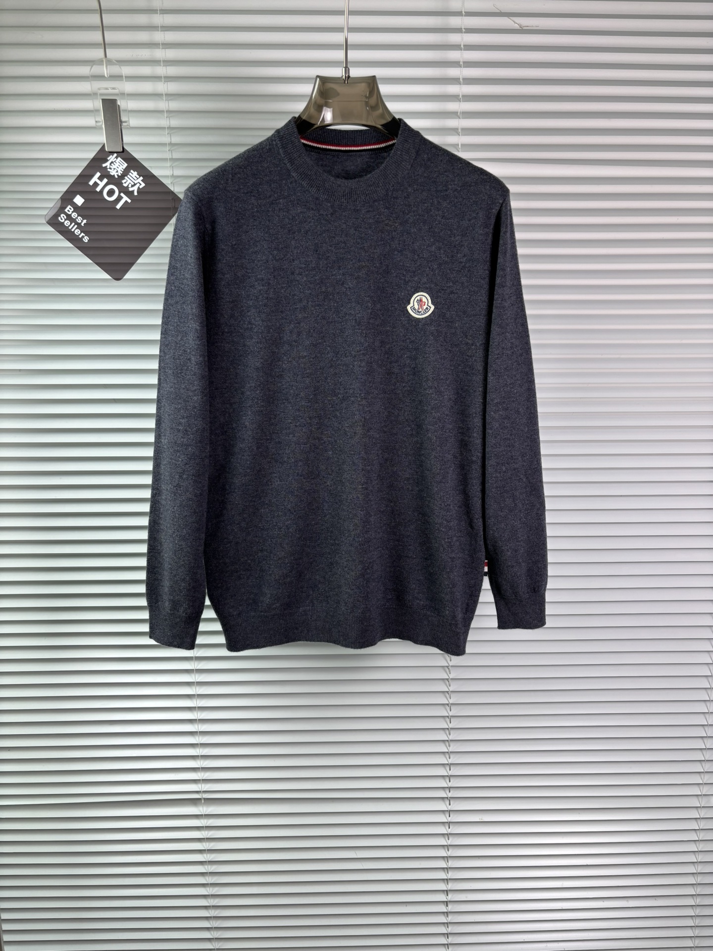 秋冬新品贸易公司渠道稀出，领先官网发售！基础款纯色针织衫单穿叠穿的好选择，修身显瘦的合身版型款式简约，螺