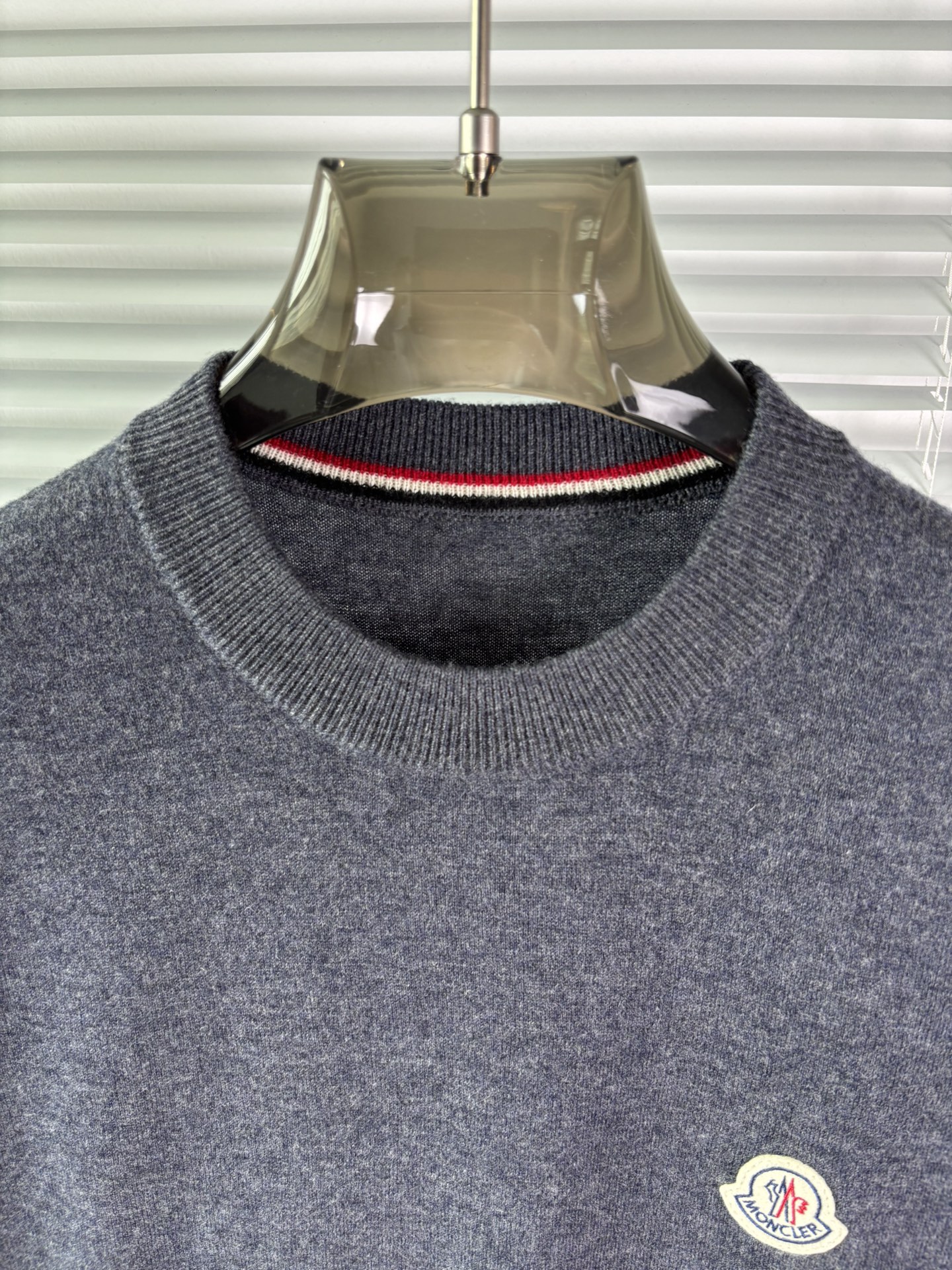 秋冬新品贸易公司渠道稀出，领先官网发售！基础款纯色针织衫单穿叠穿的好选择，修身显瘦的合身版型款式简约，螺