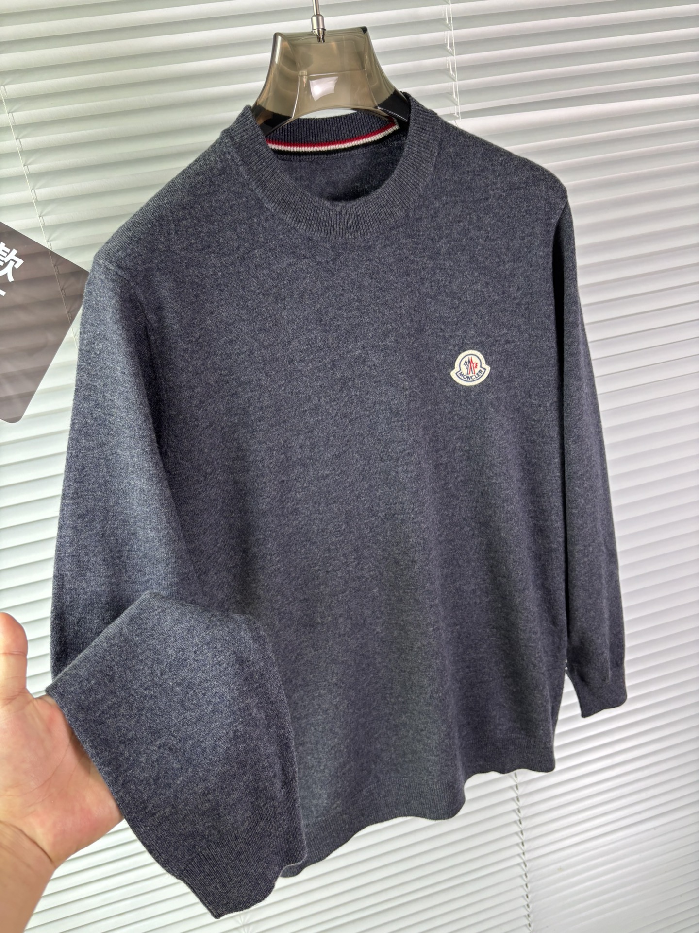 秋冬新品贸易公司渠道稀出，领先官网发售！基础款纯色针织衫单穿叠穿的好选择，修身显瘦的合身版型款式简约，螺