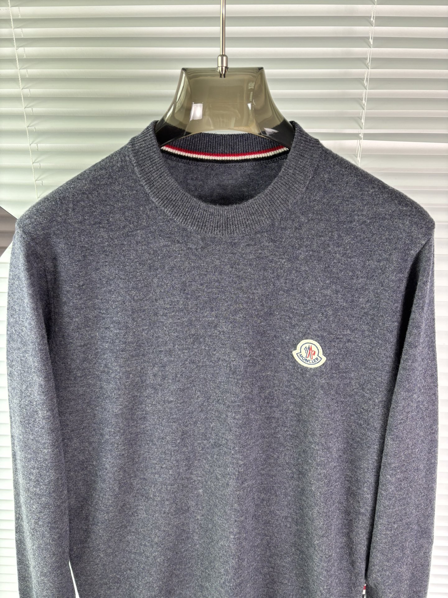 秋冬新品贸易公司渠道稀出，领先官网发售！基础款纯色针织衫单穿叠穿的好选择，修身显瘦的合身版型款式简约，螺