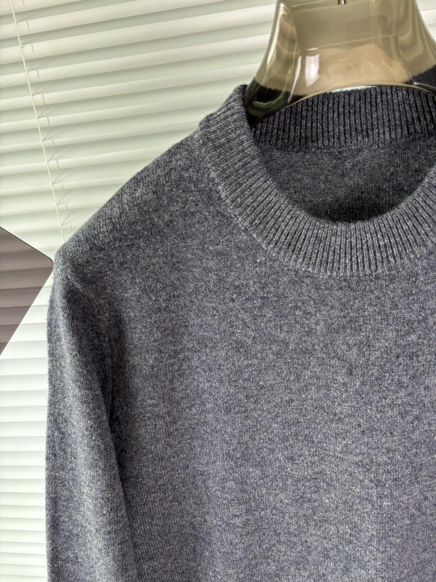 秋冬新品贸易公司渠道稀出，领先官网发售！基础款纯色针织衫单穿叠穿的好选择，修身显瘦的合身版型款式简约，螺