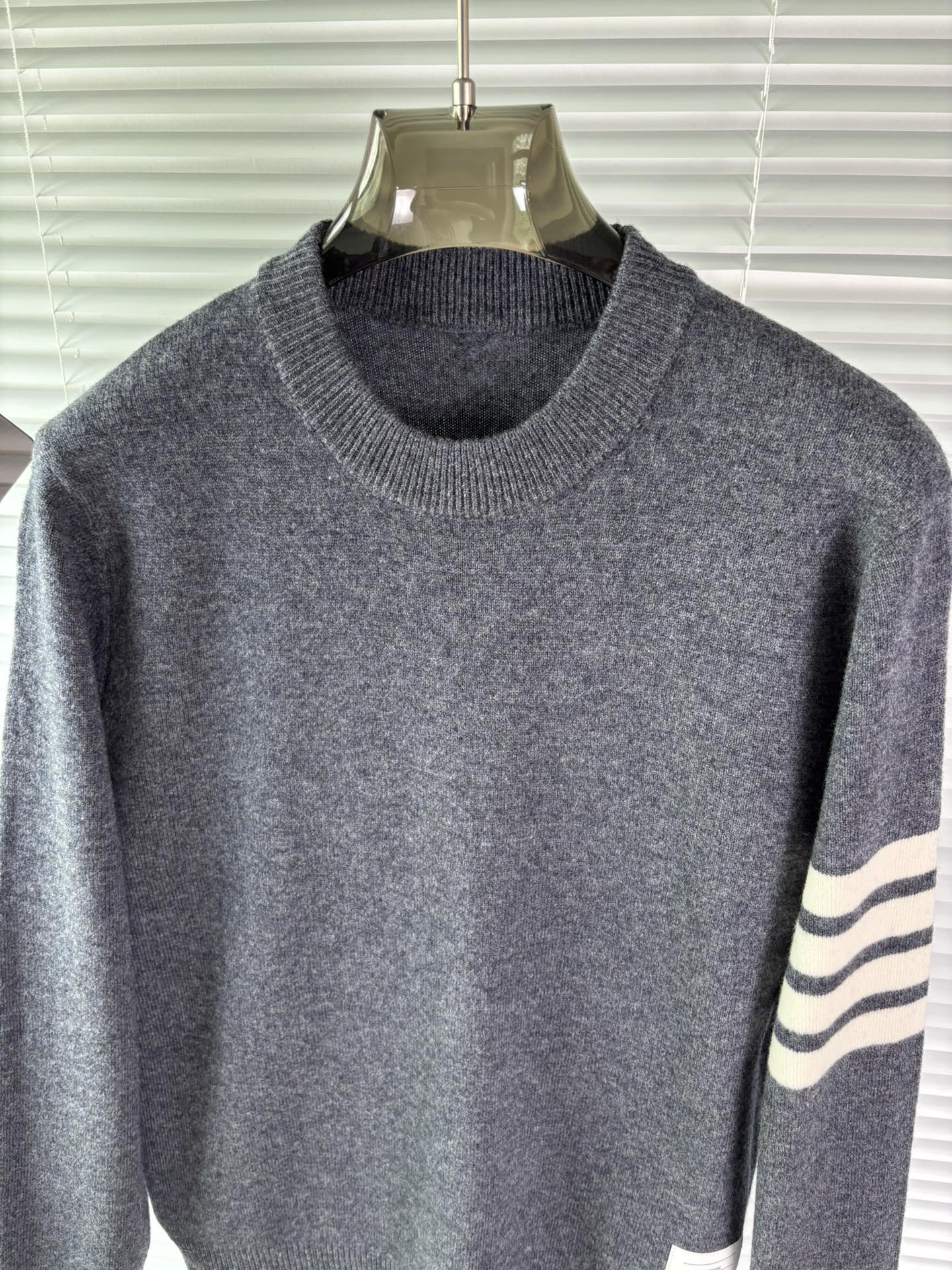 秋冬新品贸易公司渠道稀出，领先官网发售！基础款纯色针织衫单穿叠穿的好选择，修身显瘦的合身版型款式简约，螺