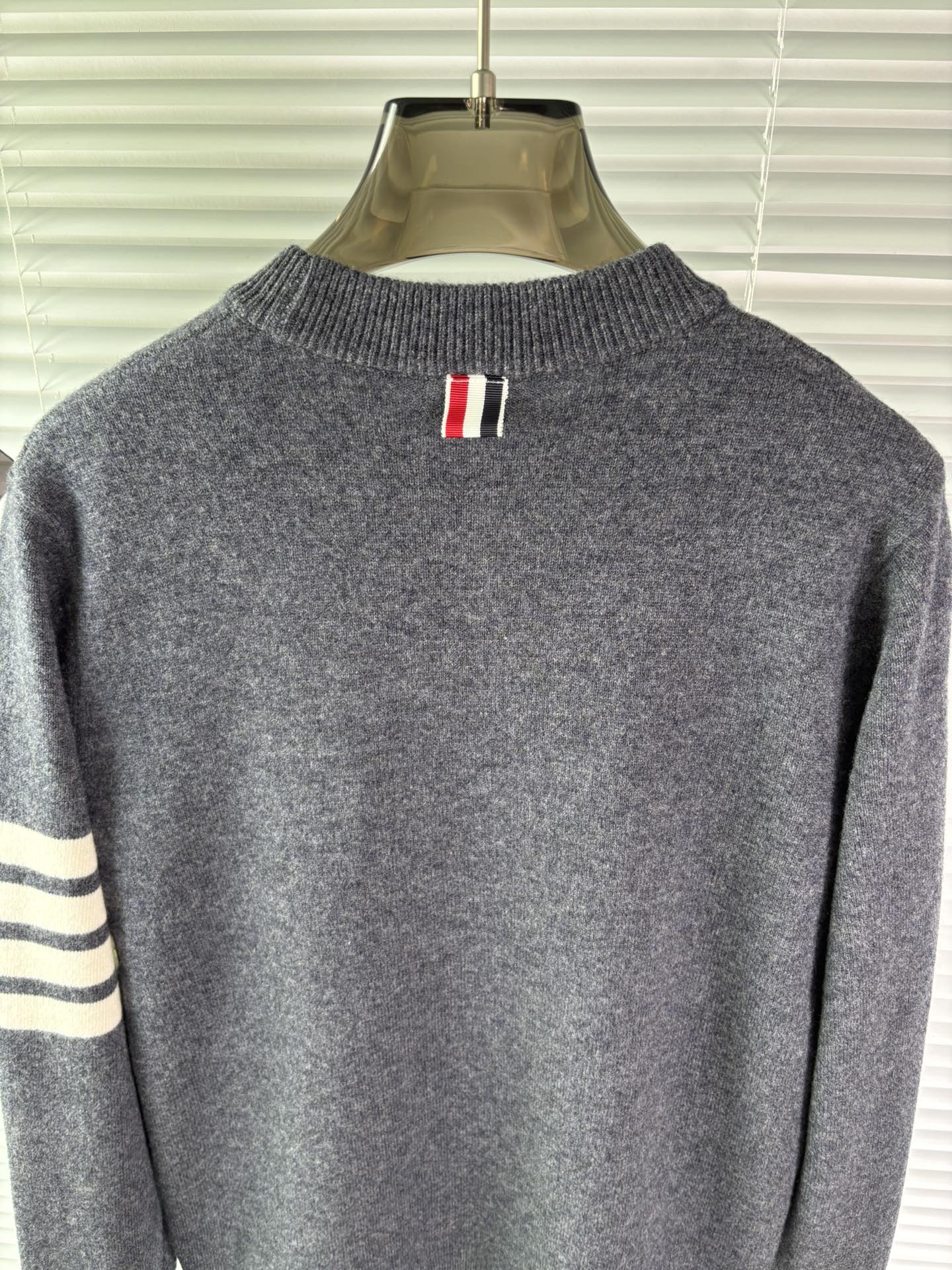 秋冬新品贸易公司渠道稀出，领先官网发售！基础款纯色针织衫单穿叠穿的好选择，修身显瘦的合身版型款式简约，螺