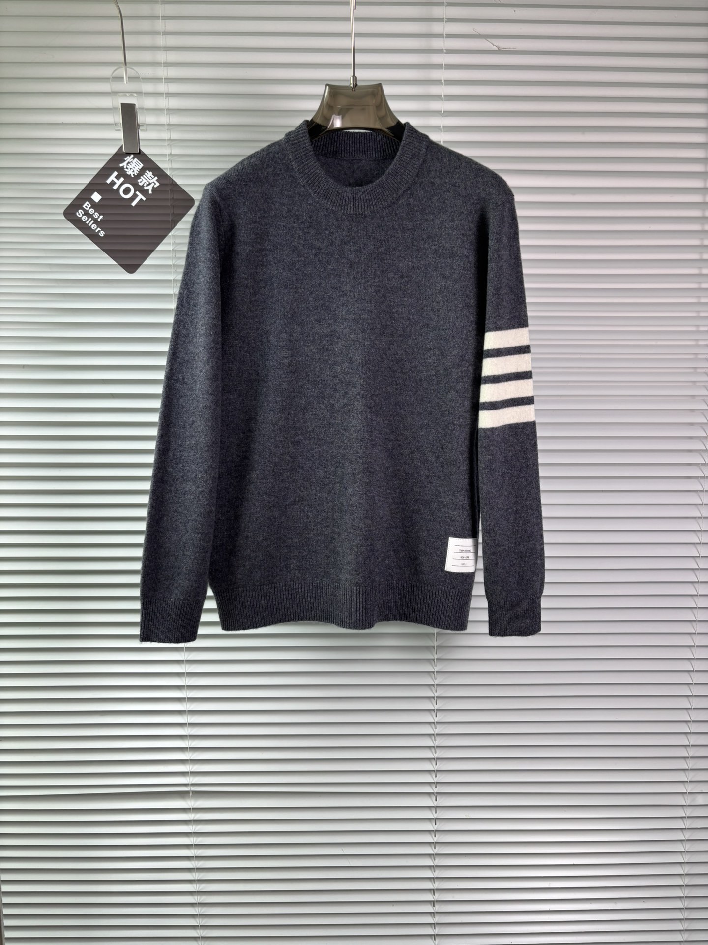 秋冬新品贸易公司渠道稀出，领先官网发售！基础款纯色针织衫单穿叠穿的好选择，修身显瘦的合身版型款式简约，螺