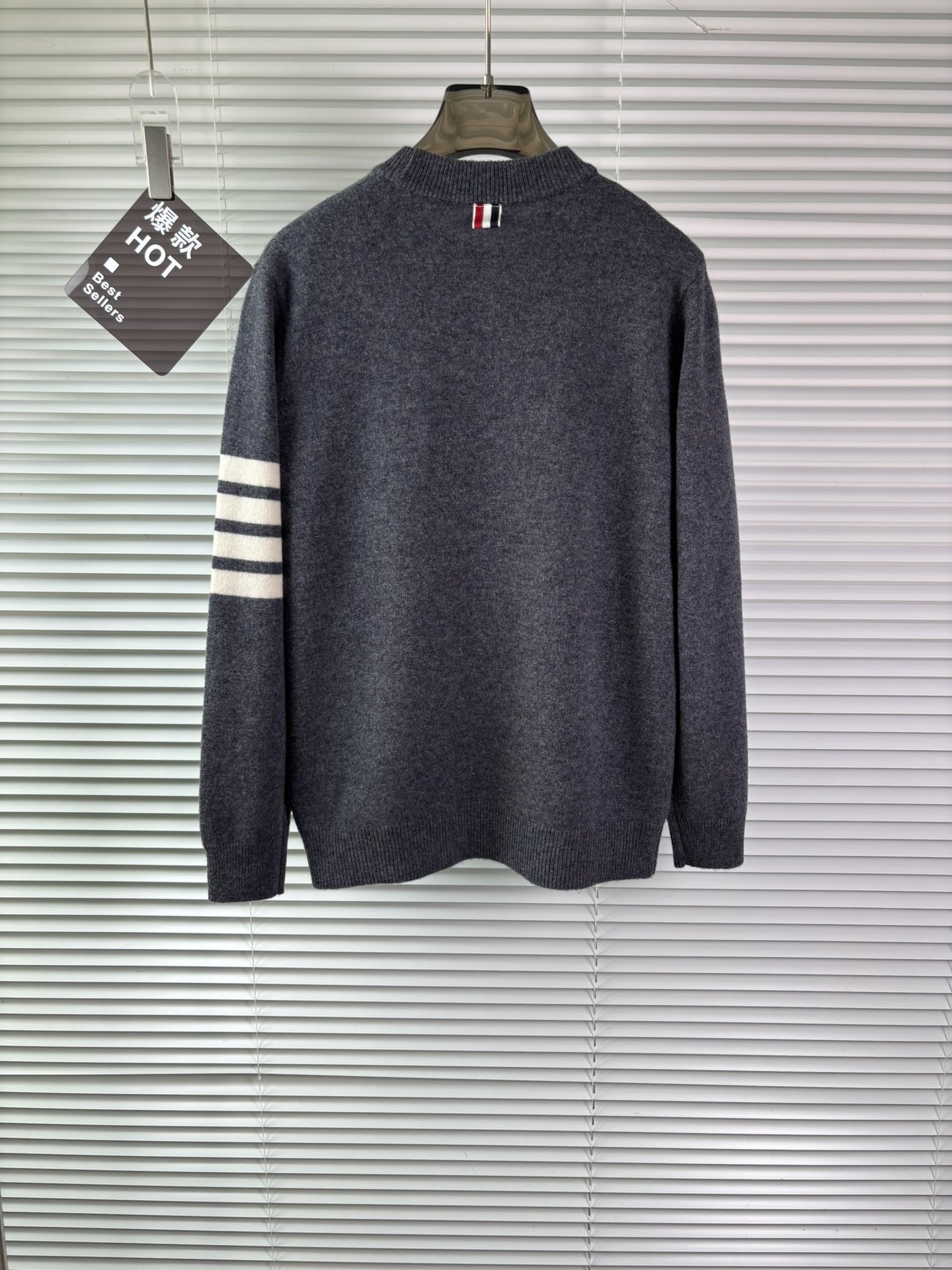 秋冬新品贸易公司渠道稀出，领先官网发售！基础款纯色针织衫单穿叠穿的好选择，修身显瘦的合身版型款式简约，螺