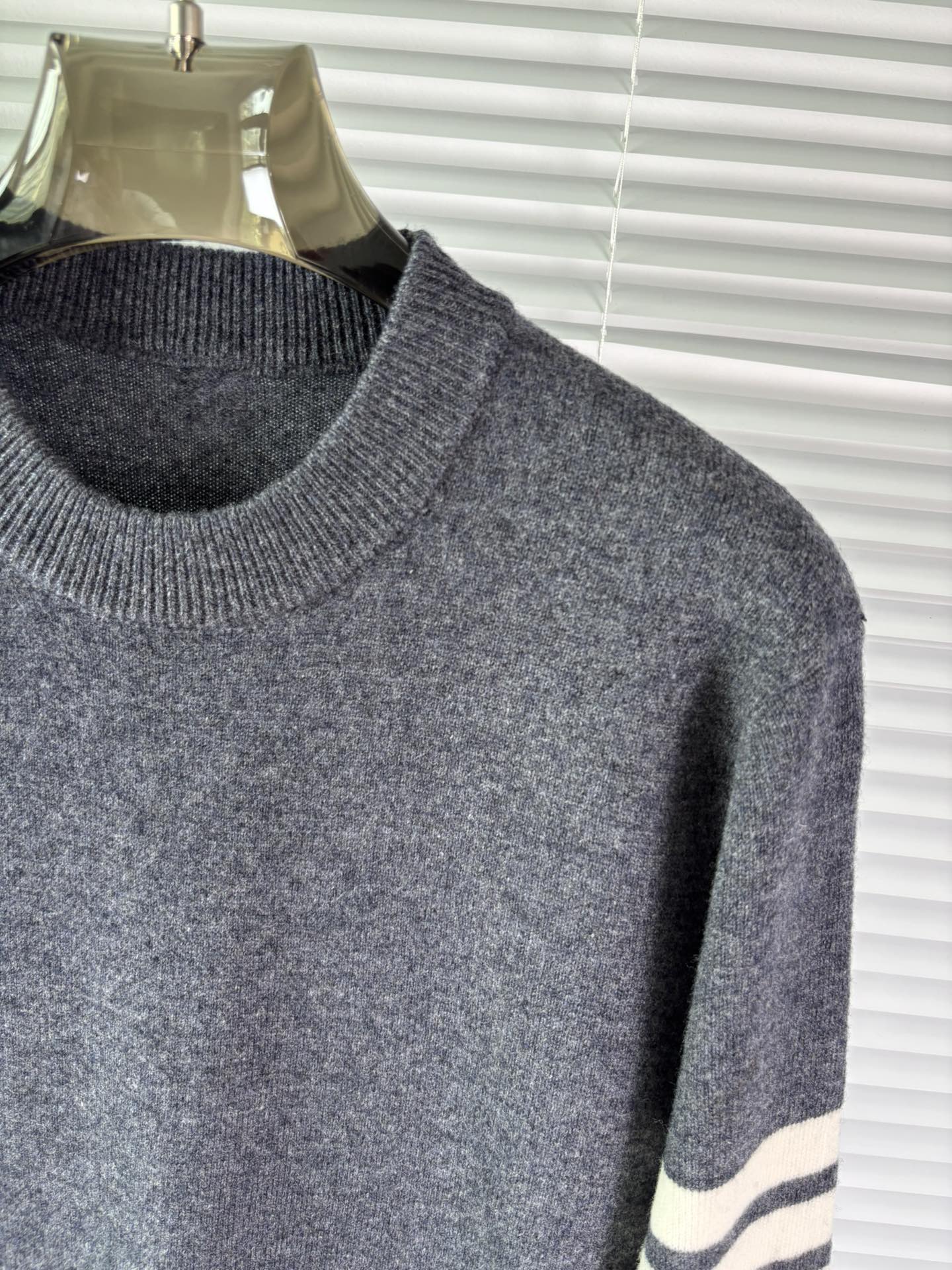 秋冬新品贸易公司渠道稀出，领先官网发售！基础款纯色针织衫单穿叠穿的好选择，修身显瘦的合身版型款式简约，螺