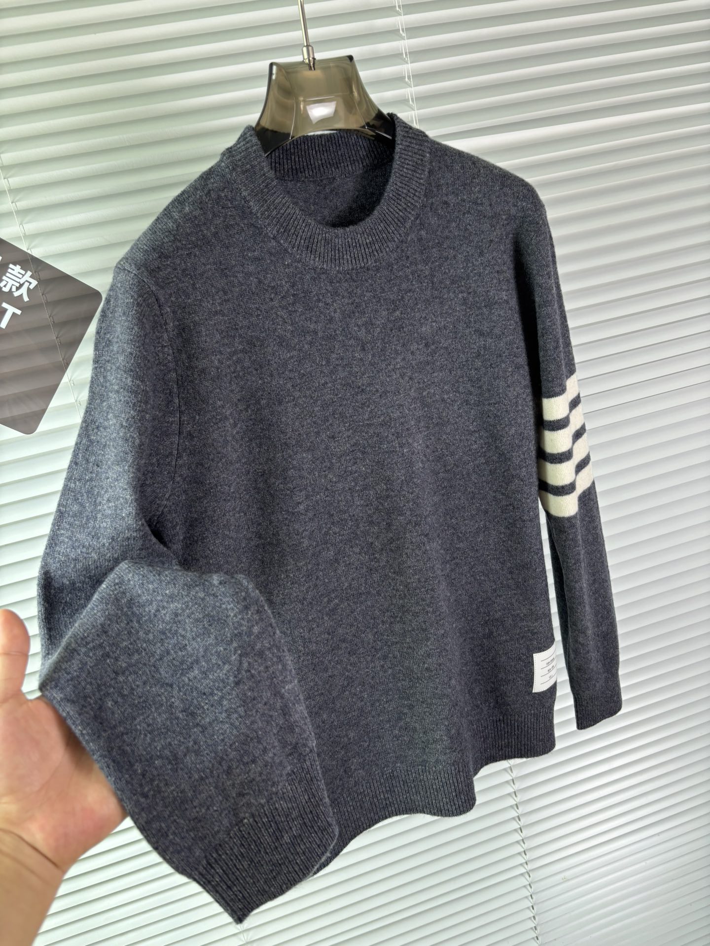 秋冬新品贸易公司渠道稀出，领先官网发售！基础款纯色针织衫单穿叠穿的好选择，修身显瘦的合身版型款式简约，螺