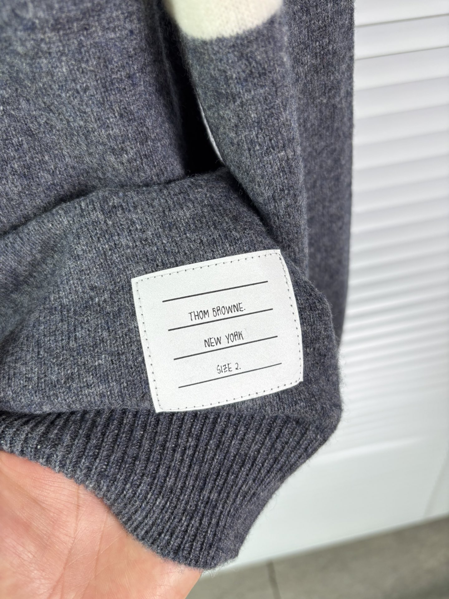 秋冬新品贸易公司渠道稀出，领先官网发售！基础款纯色针织衫单穿叠穿的好选择，修身显瘦的合身版型款式简约，螺