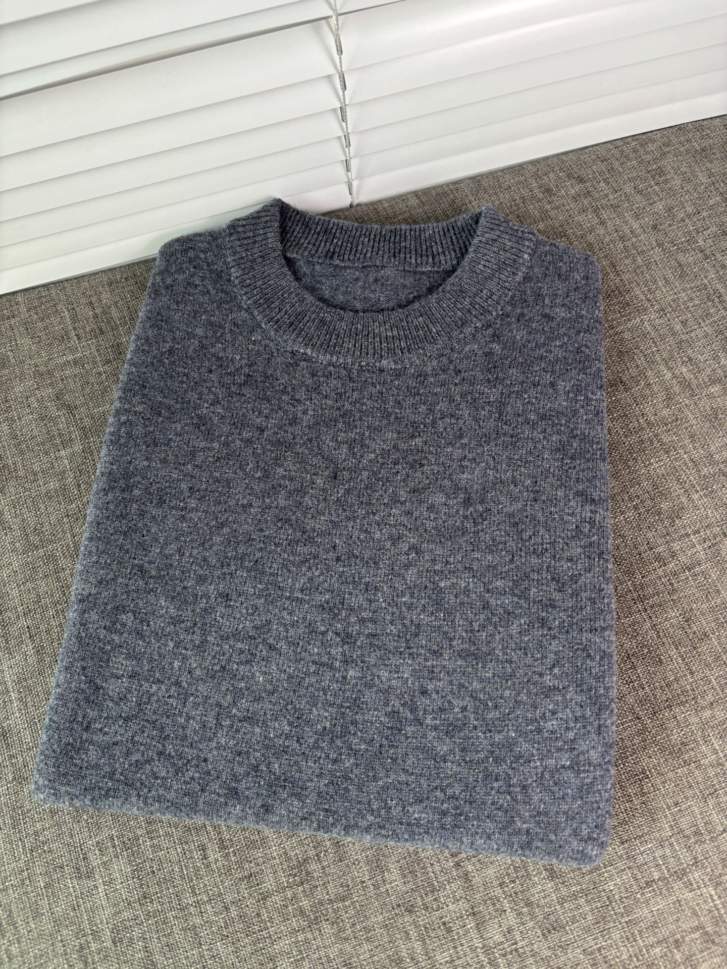 秋冬新品贸易公司渠道稀出，领先官网发售！基础款纯色针织衫单穿叠穿的好选择，修身显瘦的合身版型款式简约，螺