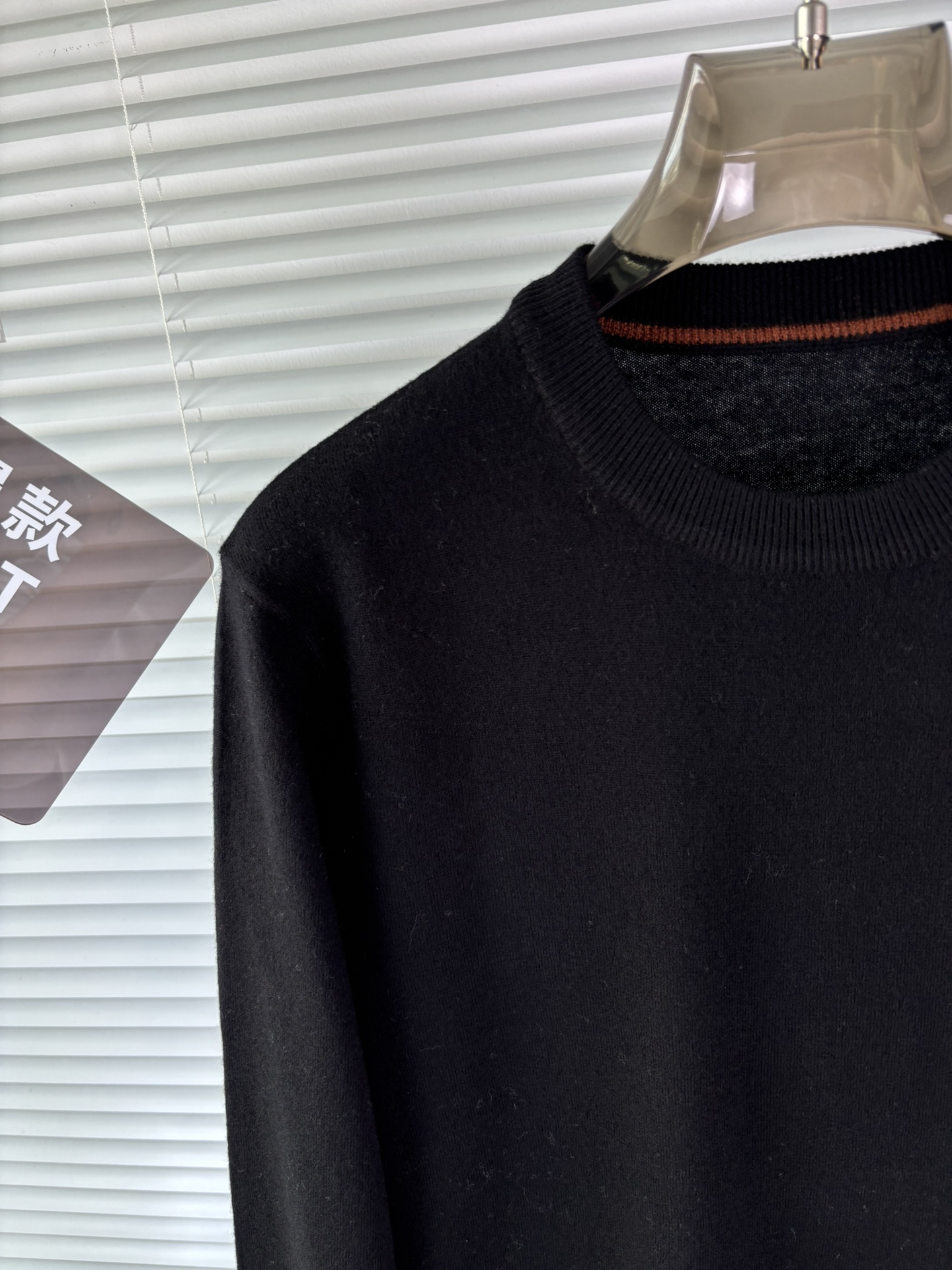 秋冬新品贸易公司渠道稀出，领先官网发售！基础款纯色针织衫单穿叠穿的好选择，修身显瘦的合身版型款式简约，螺