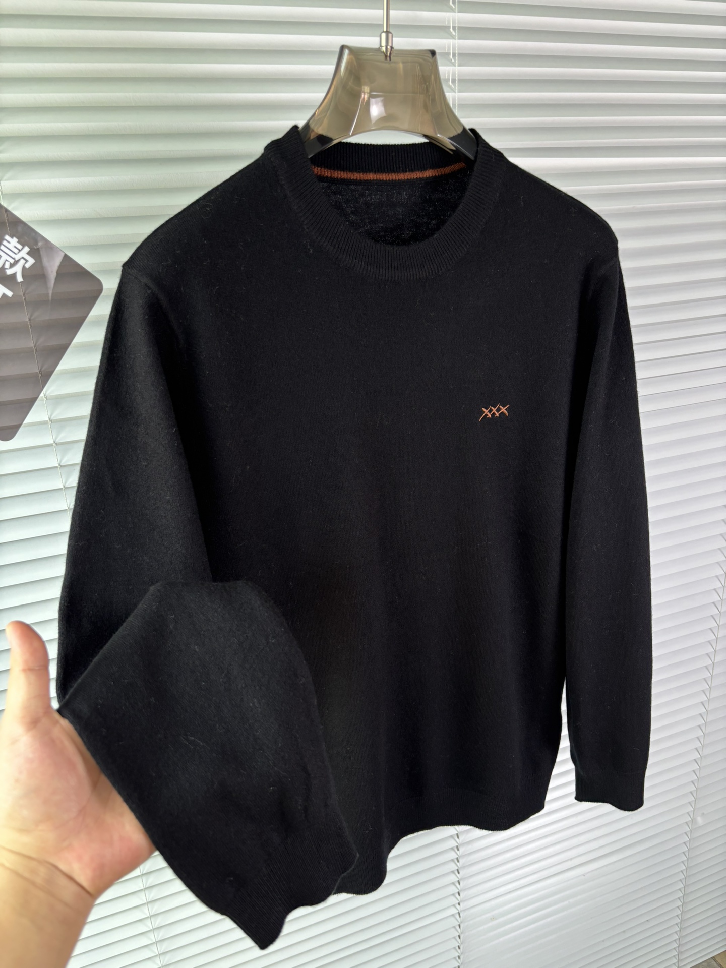 秋冬新品贸易公司渠道稀出，领先官网发售！基础款纯色针织衫单穿叠穿的好选择，修身显瘦的合身版型款式简约，螺