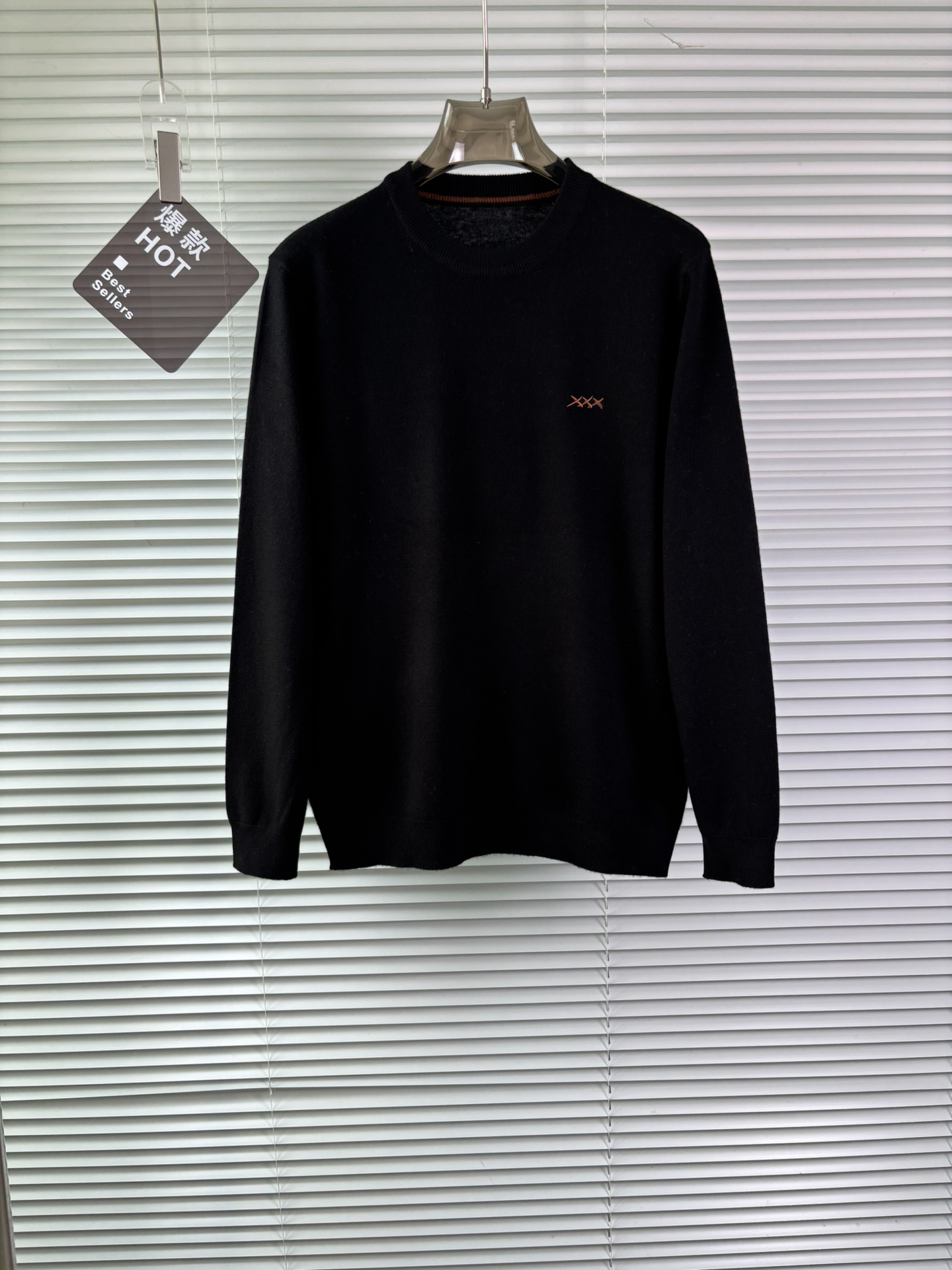 秋冬新品贸易公司渠道稀出，领先官网发售！基础款纯色针织衫单穿叠穿的好选择，修身显瘦的合身版型款式简约，螺