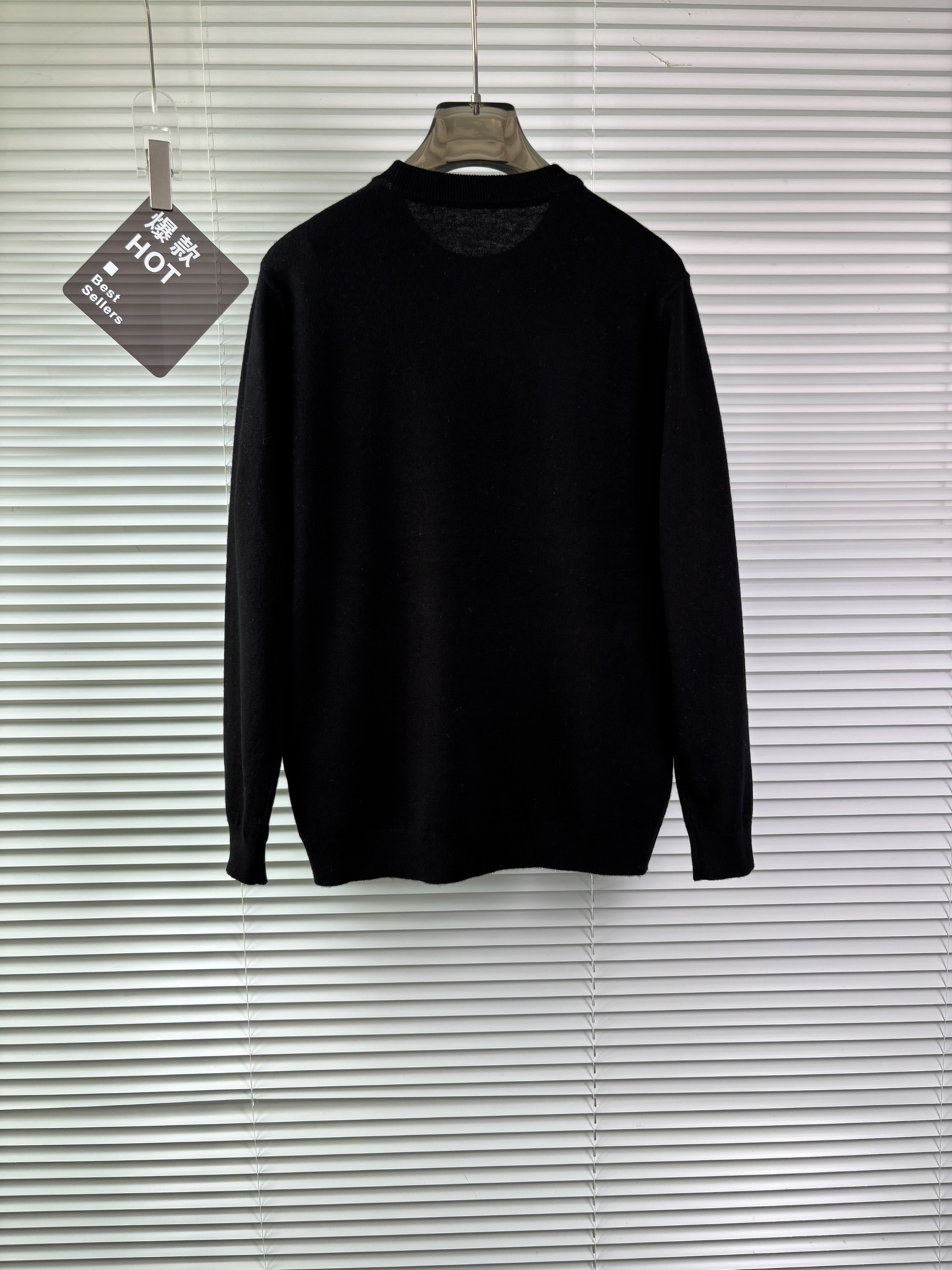 秋冬新品贸易公司渠道稀出，领先官网发售！基础款纯色针织衫单穿叠穿的好选择，修身显瘦的合身版型款式简约，螺