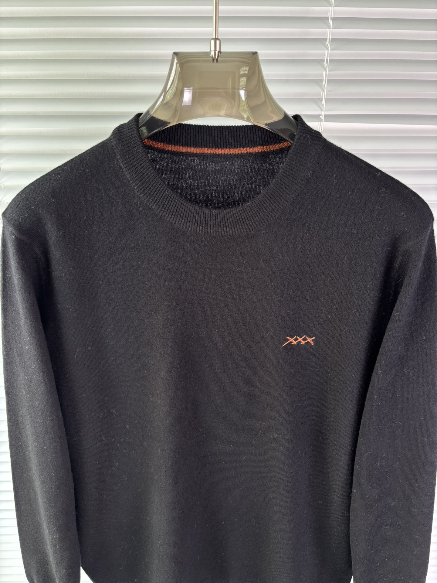 秋冬新品贸易公司渠道稀出，领先官网发售！基础款纯色针织衫单穿叠穿的好选择，修身显瘦的合身版型款式简约，螺