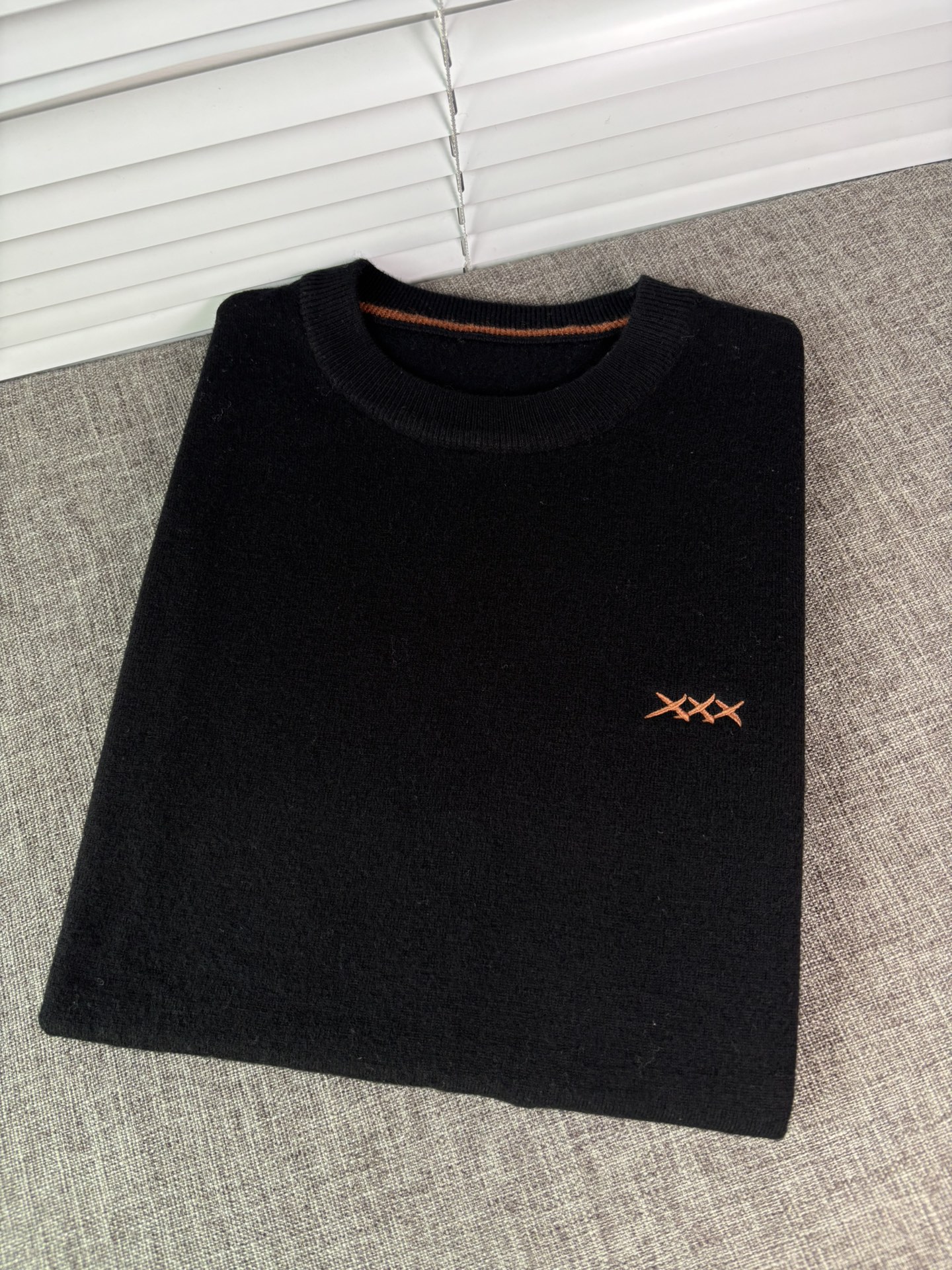 秋冬新品贸易公司渠道稀出，领先官网发售！基础款纯色针织衫单穿叠穿的好选择，修身显瘦的合身版型款式简约，螺