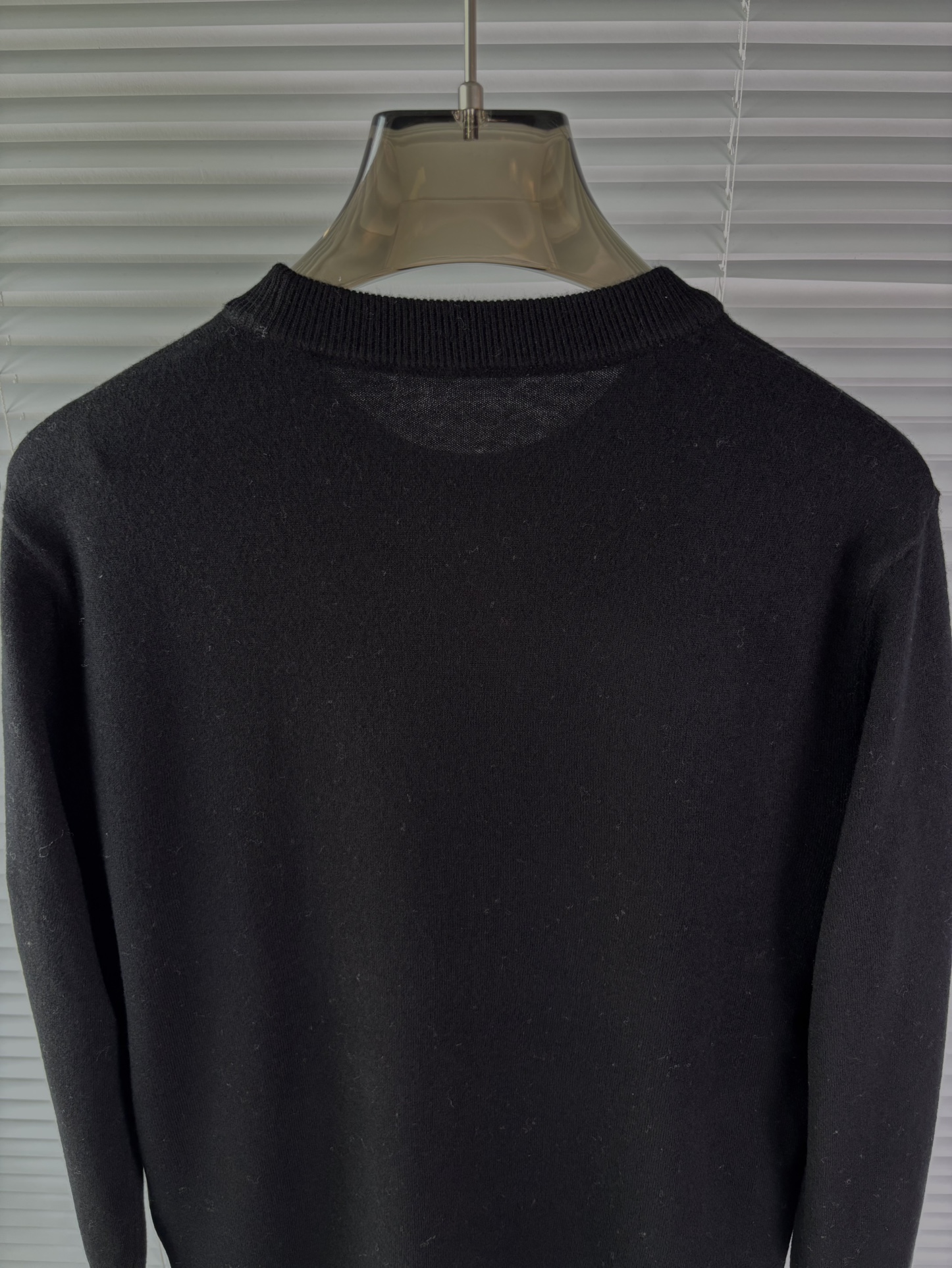 秋冬新品贸易公司渠道稀出，领先官网发售！基础款纯色针织衫单穿叠穿的好选择，修身显瘦的合身版型款式简约，螺