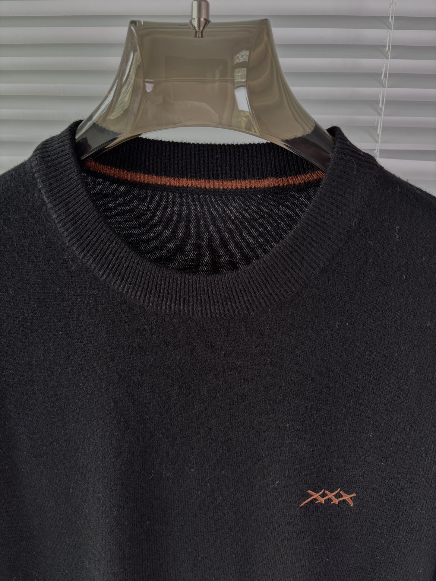 秋冬新品贸易公司渠道稀出，领先官网发售！基础款纯色针织衫单穿叠穿的好选择，修身显瘦的合身版型款式简约，螺