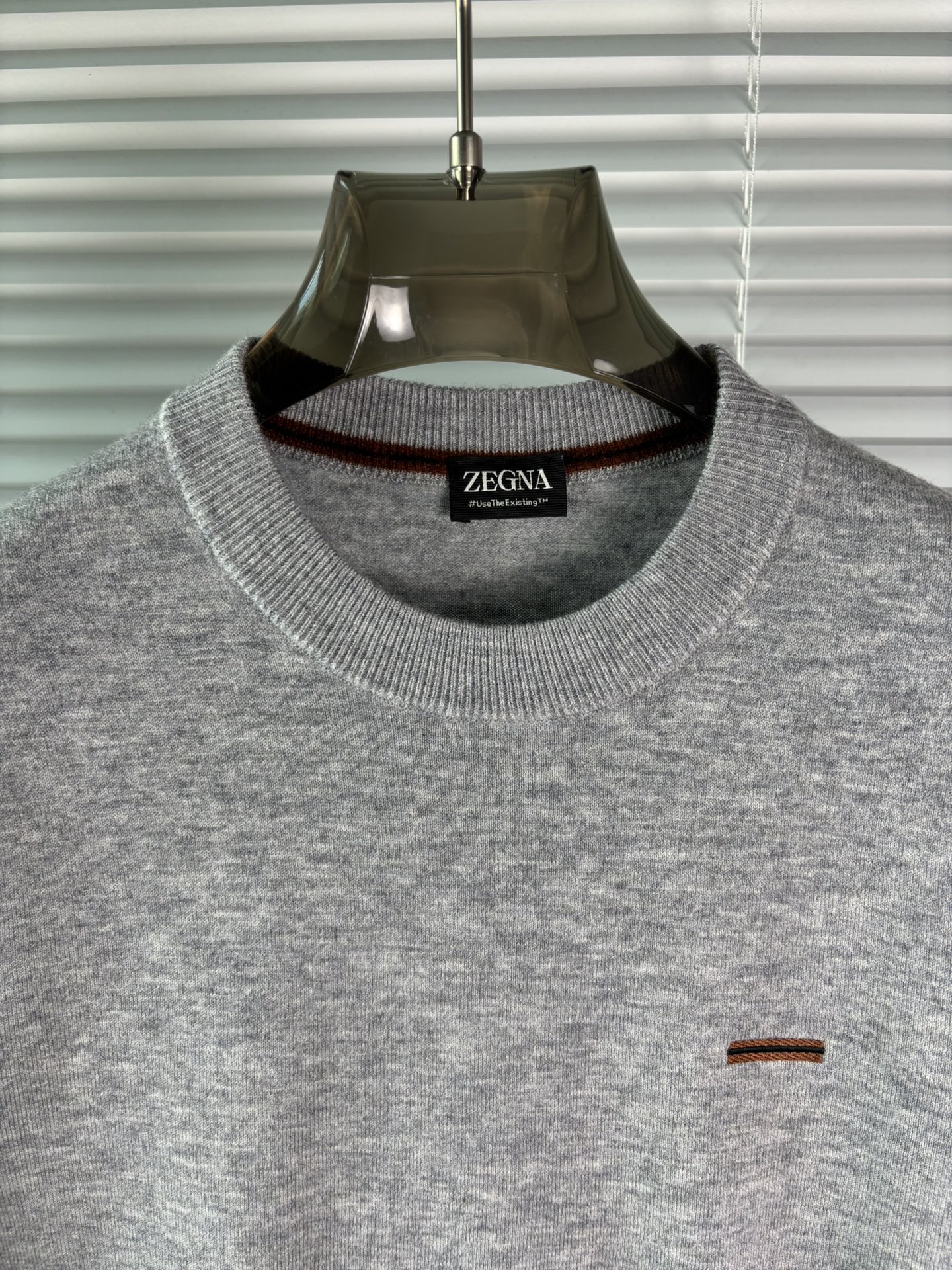 秋冬新品贸易公司渠道稀出，领先官网发售！基础款纯色针织衫单穿叠穿的好选择，修身显瘦的合身版型款式简约，螺