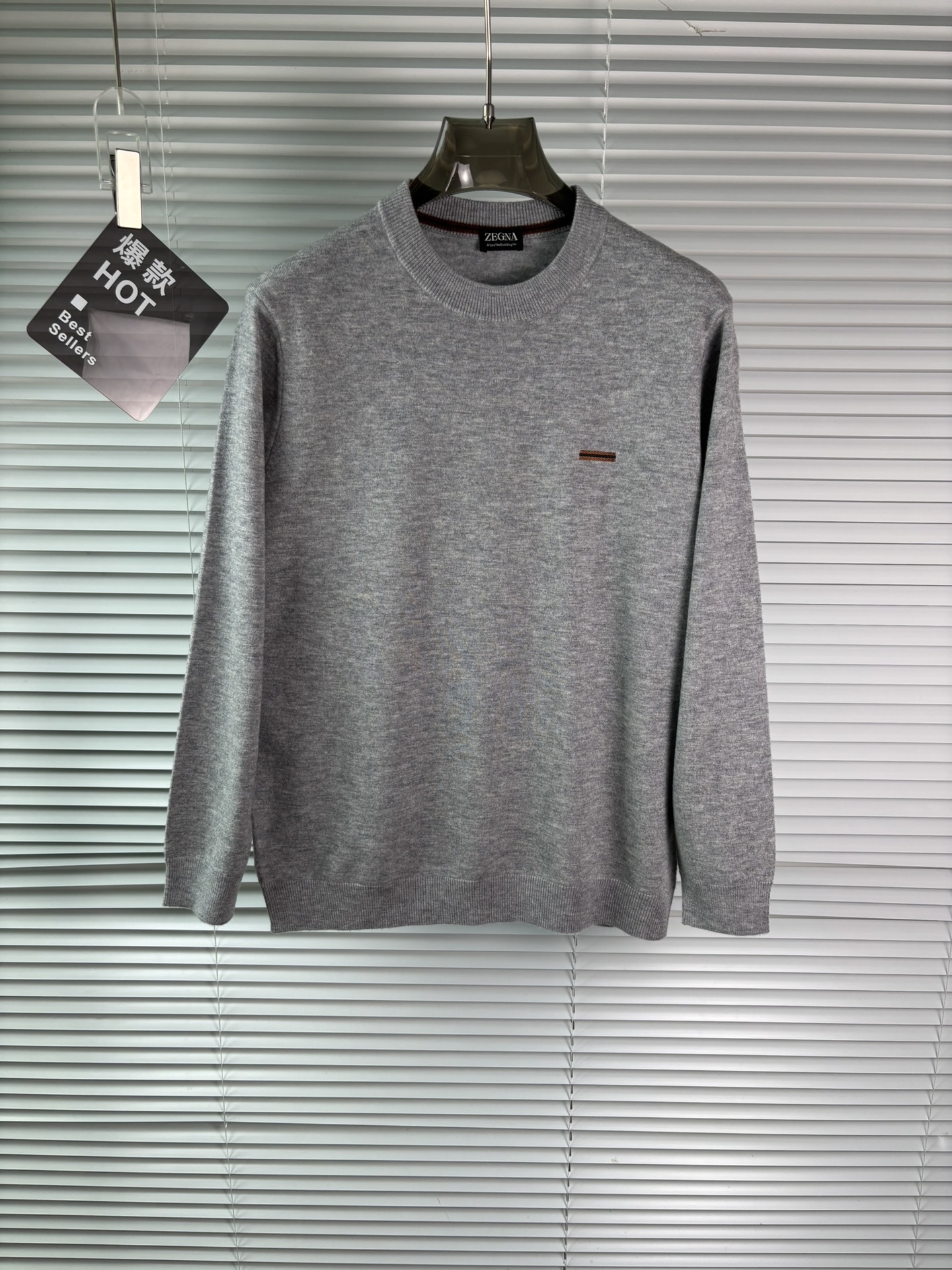 秋冬新品贸易公司渠道稀出，领先官网发售！基础款纯色针织衫单穿叠穿的好选择，修身显瘦的合身版型款式简约，螺