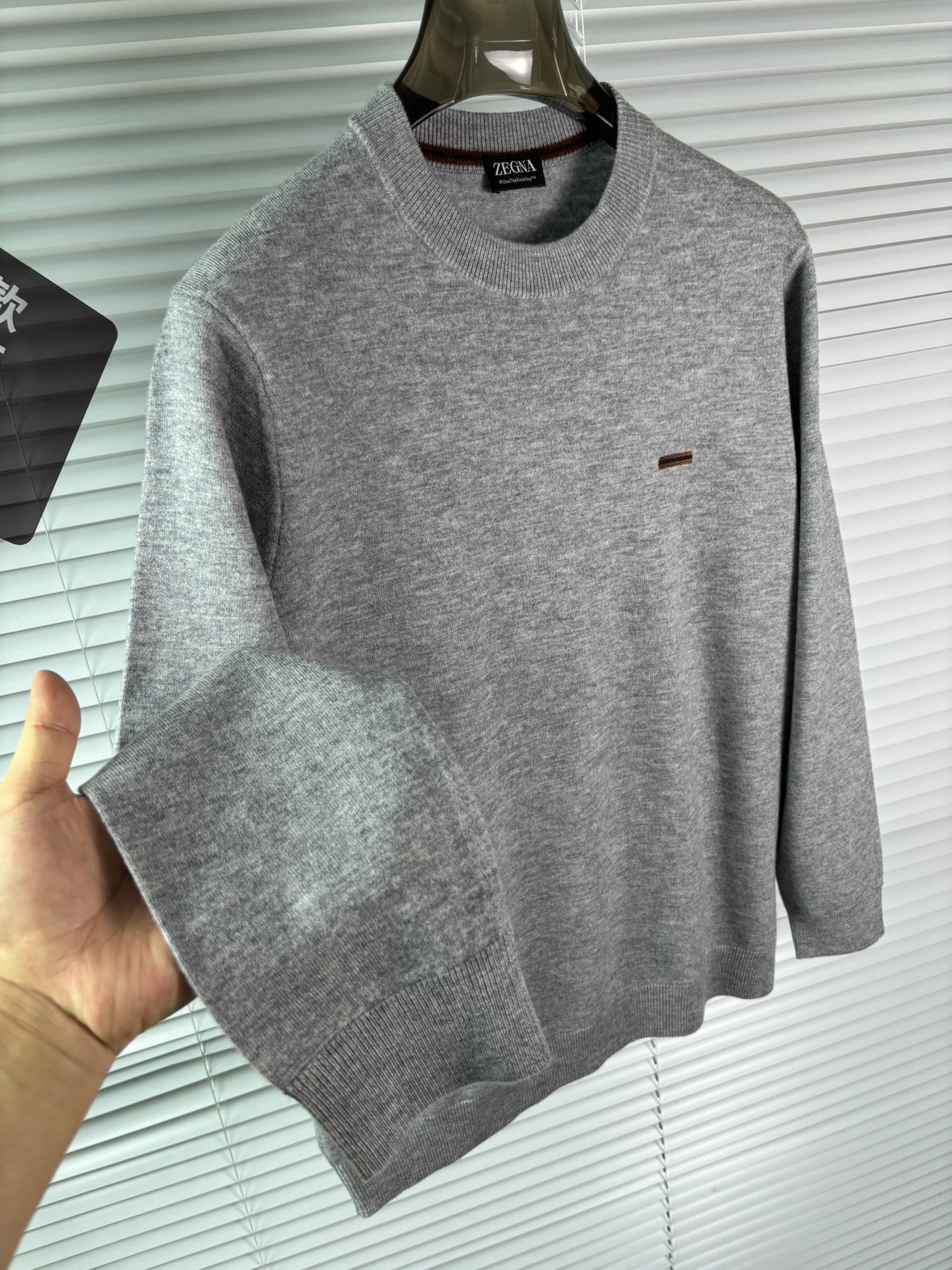 秋冬新品贸易公司渠道稀出，领先官网发售！基础款纯色针织衫单穿叠穿的好选择，修身显瘦的合身版型款式简约，螺