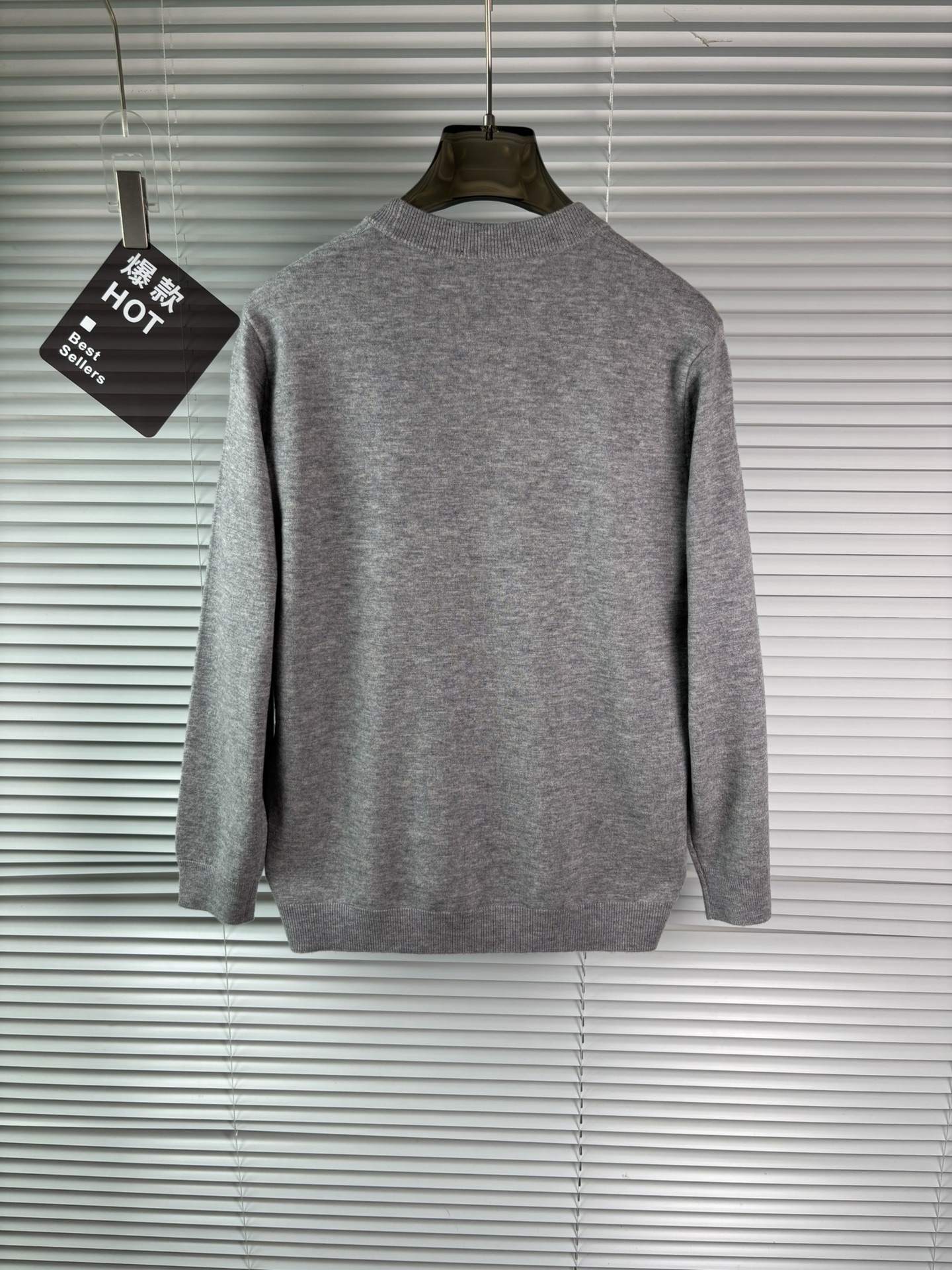 秋冬新品贸易公司渠道稀出，领先官网发售！基础款纯色针织衫单穿叠穿的好选择，修身显瘦的合身版型款式简约，螺