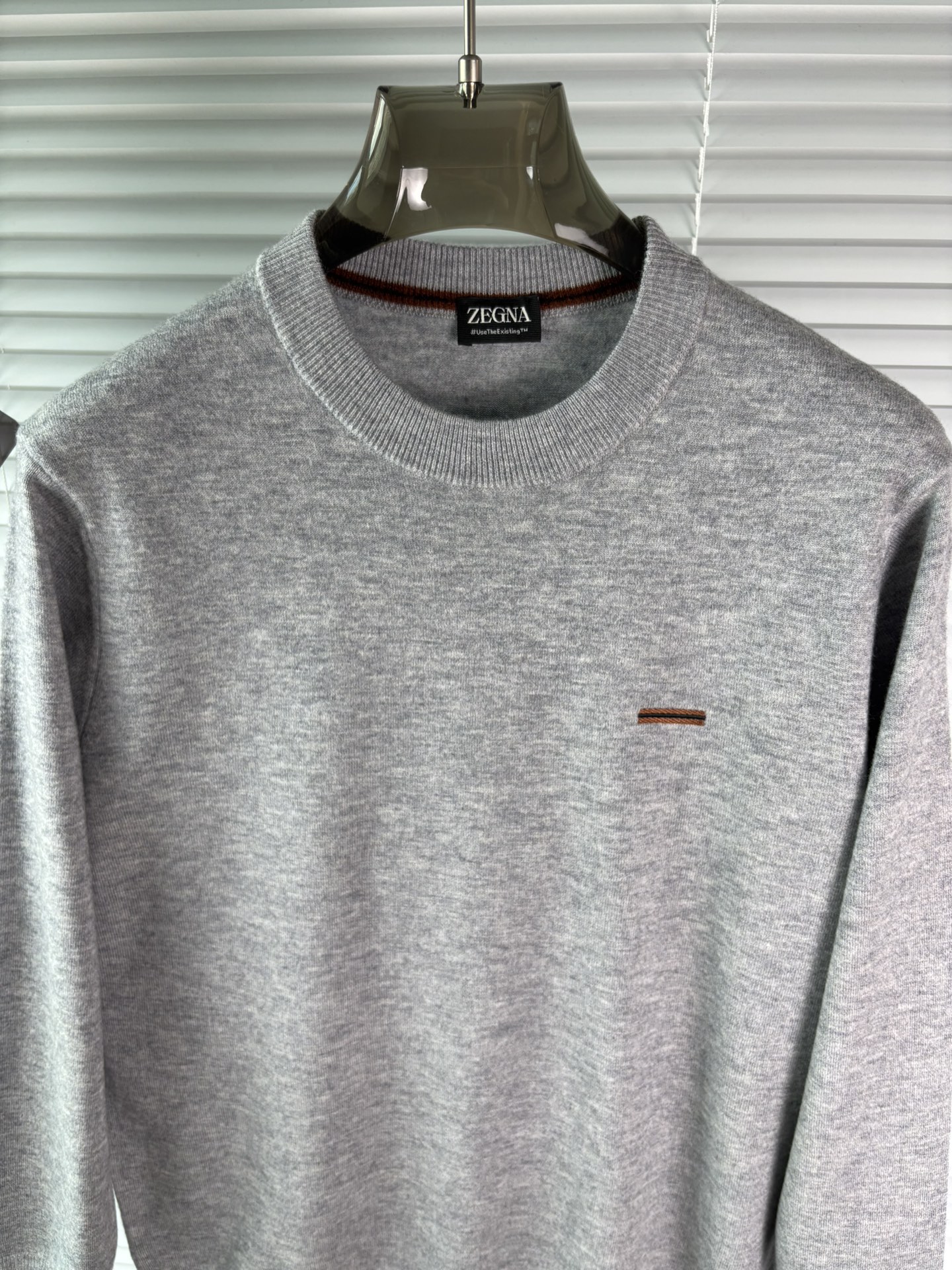 秋冬新品贸易公司渠道稀出，领先官网发售！基础款纯色针织衫单穿叠穿的好选择，修身显瘦的合身版型款式简约，螺