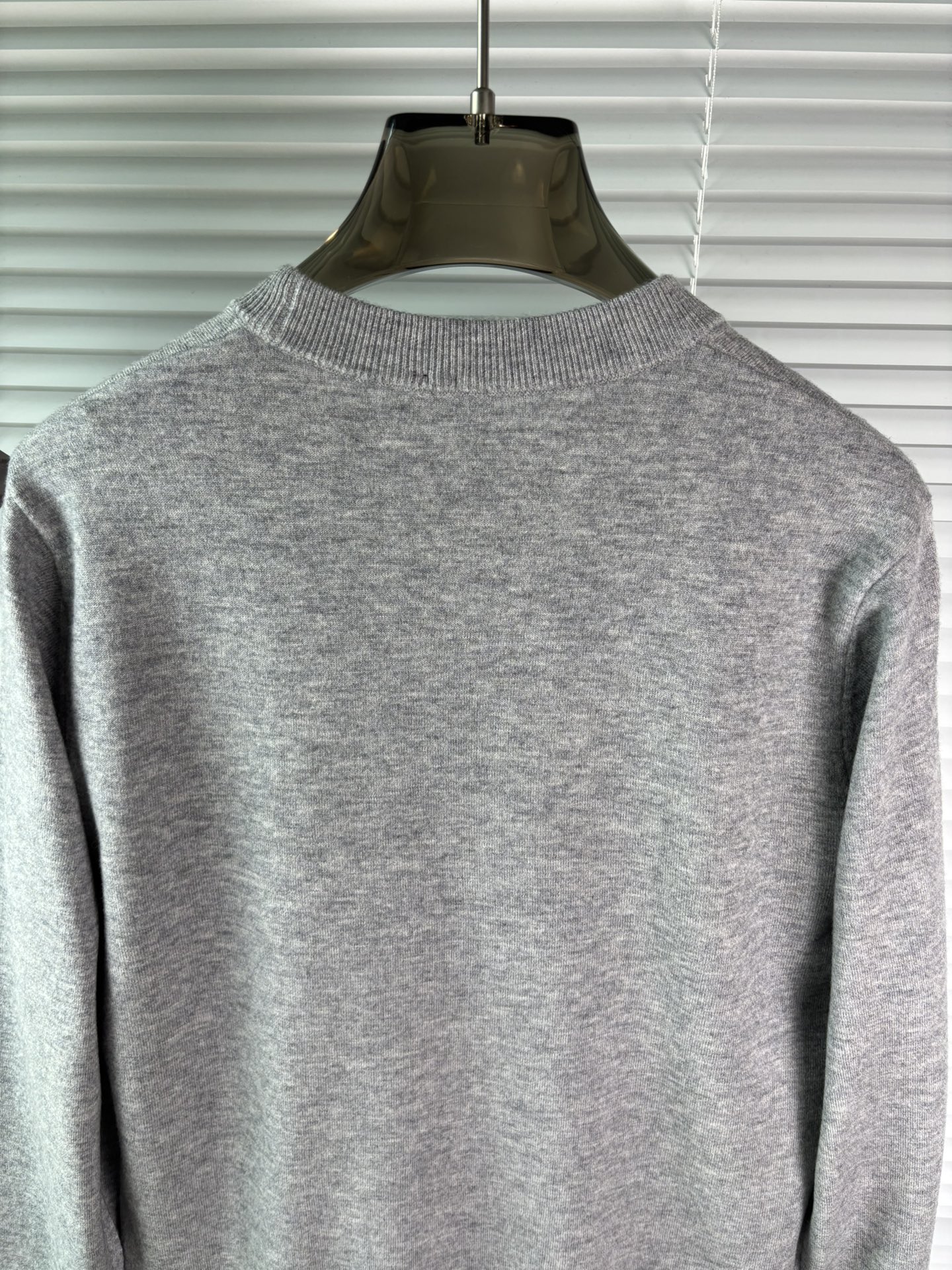 秋冬新品贸易公司渠道稀出，领先官网发售！基础款纯色针织衫单穿叠穿的好选择，修身显瘦的合身版型款式简约，螺