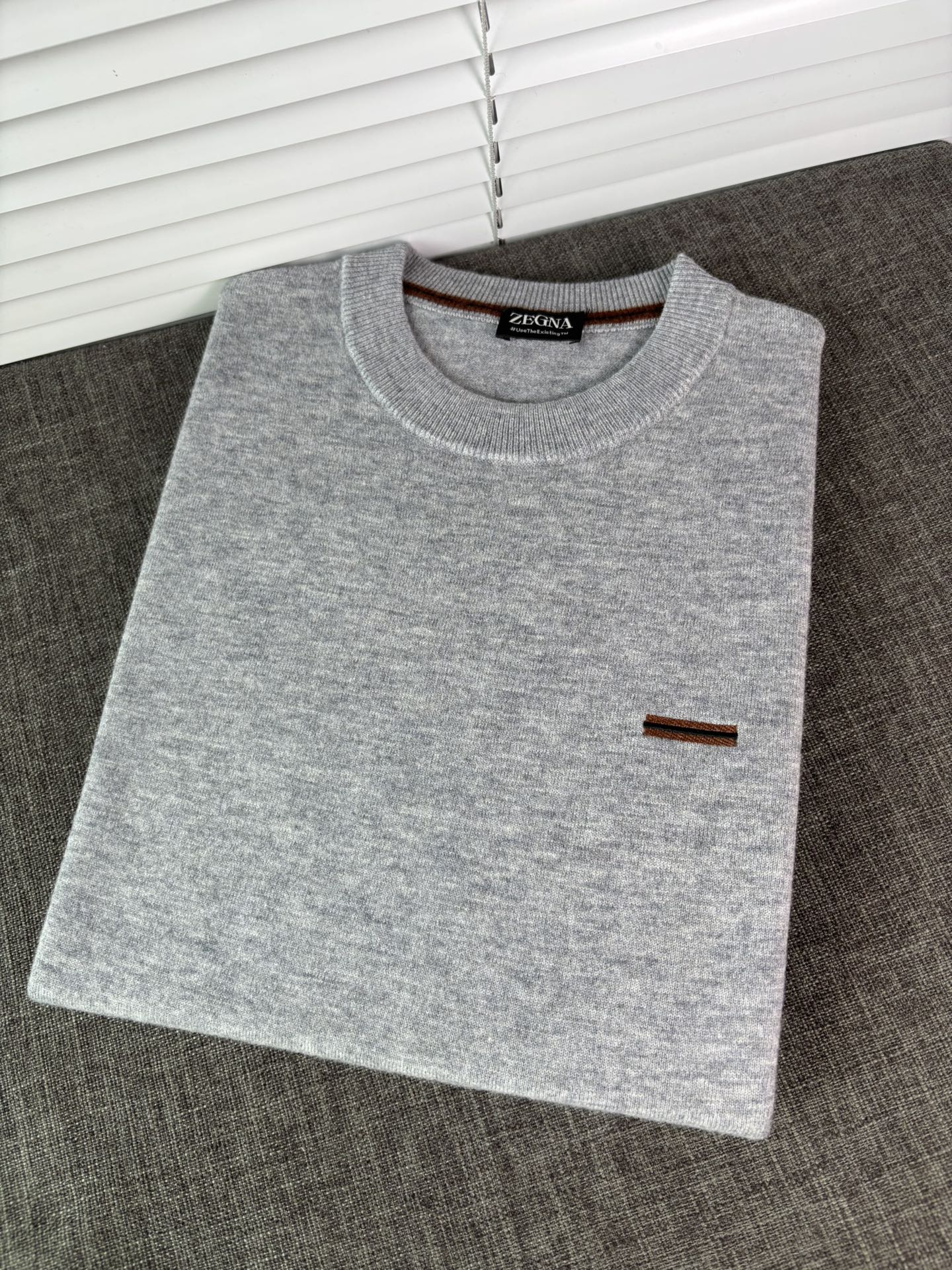 秋冬新品贸易公司渠道稀出，领先官网发售！基础款纯色针织衫单穿叠穿的好选择，修身显瘦的合身版型款式简约，螺