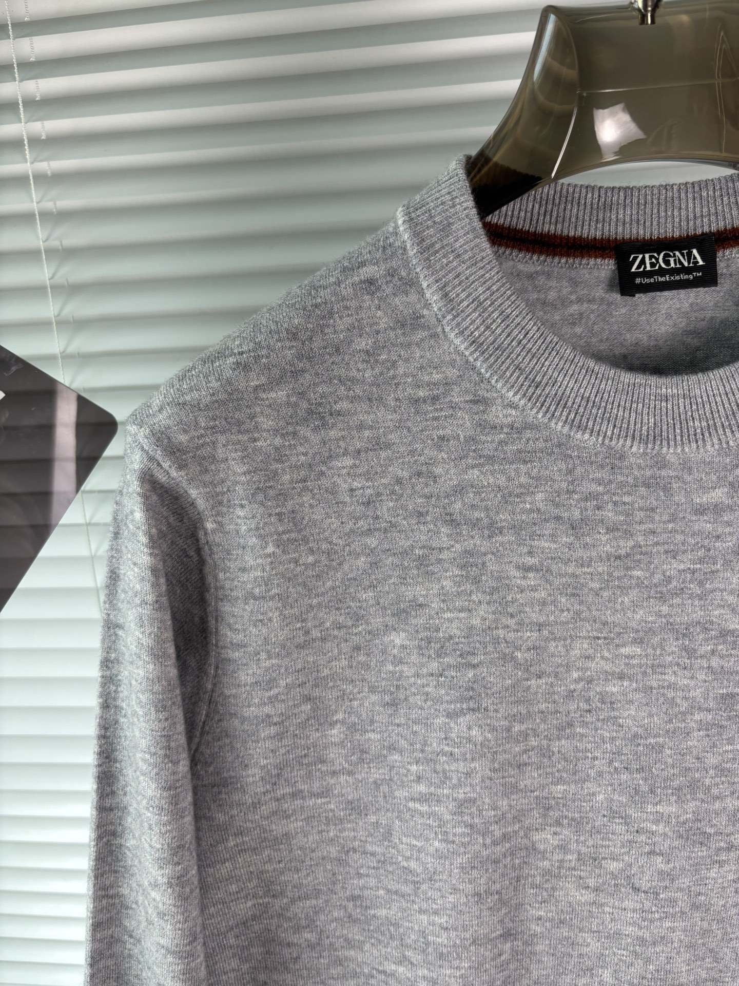 秋冬新品贸易公司渠道稀出，领先官网发售！基础款纯色针织衫单穿叠穿的好选择，修身显瘦的合身版型款式简约，螺