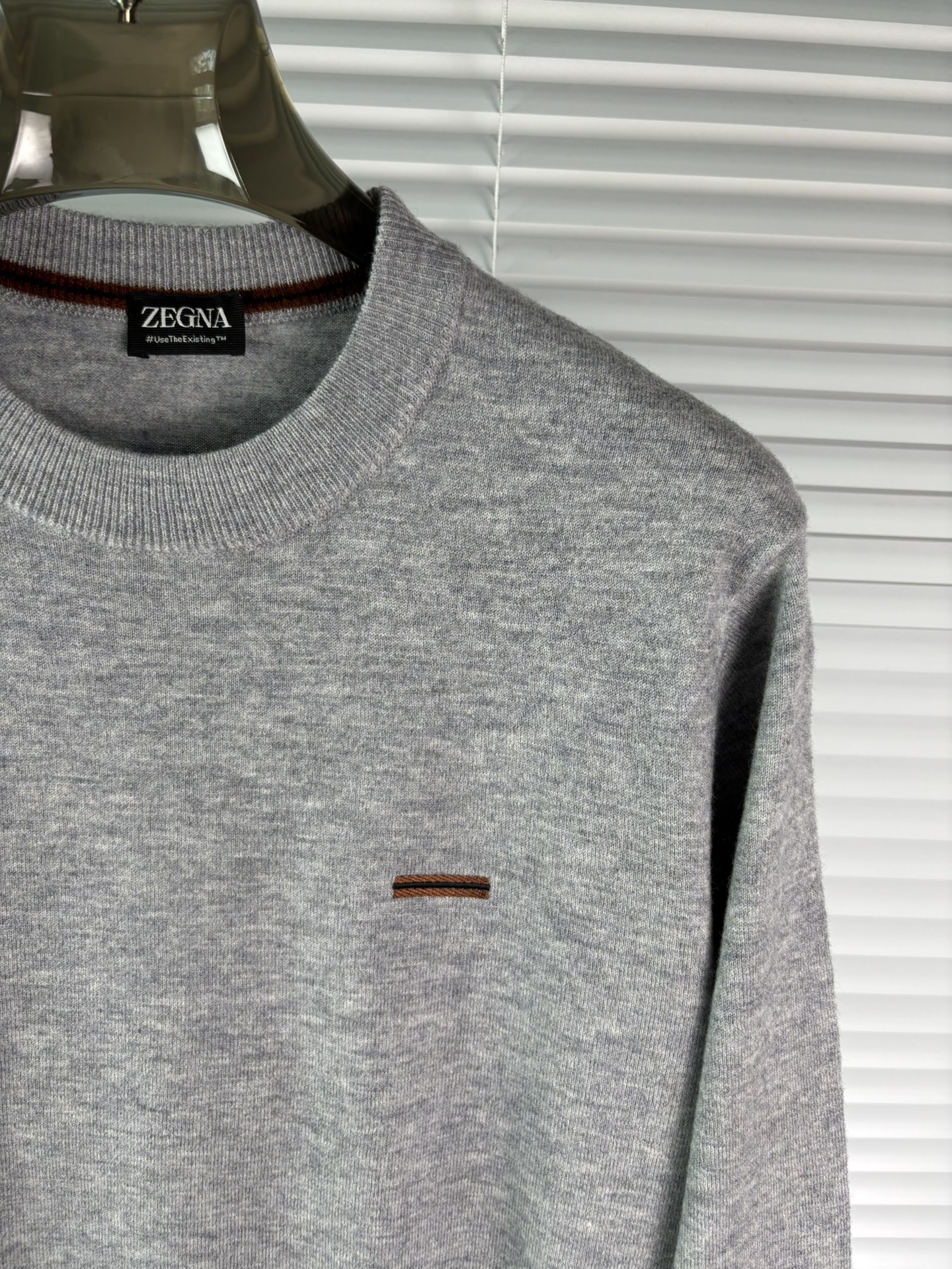 秋冬新品贸易公司渠道稀出，领先官网发售！基础款纯色针织衫单穿叠穿的好选择，修身显瘦的合身版型款式简约，螺