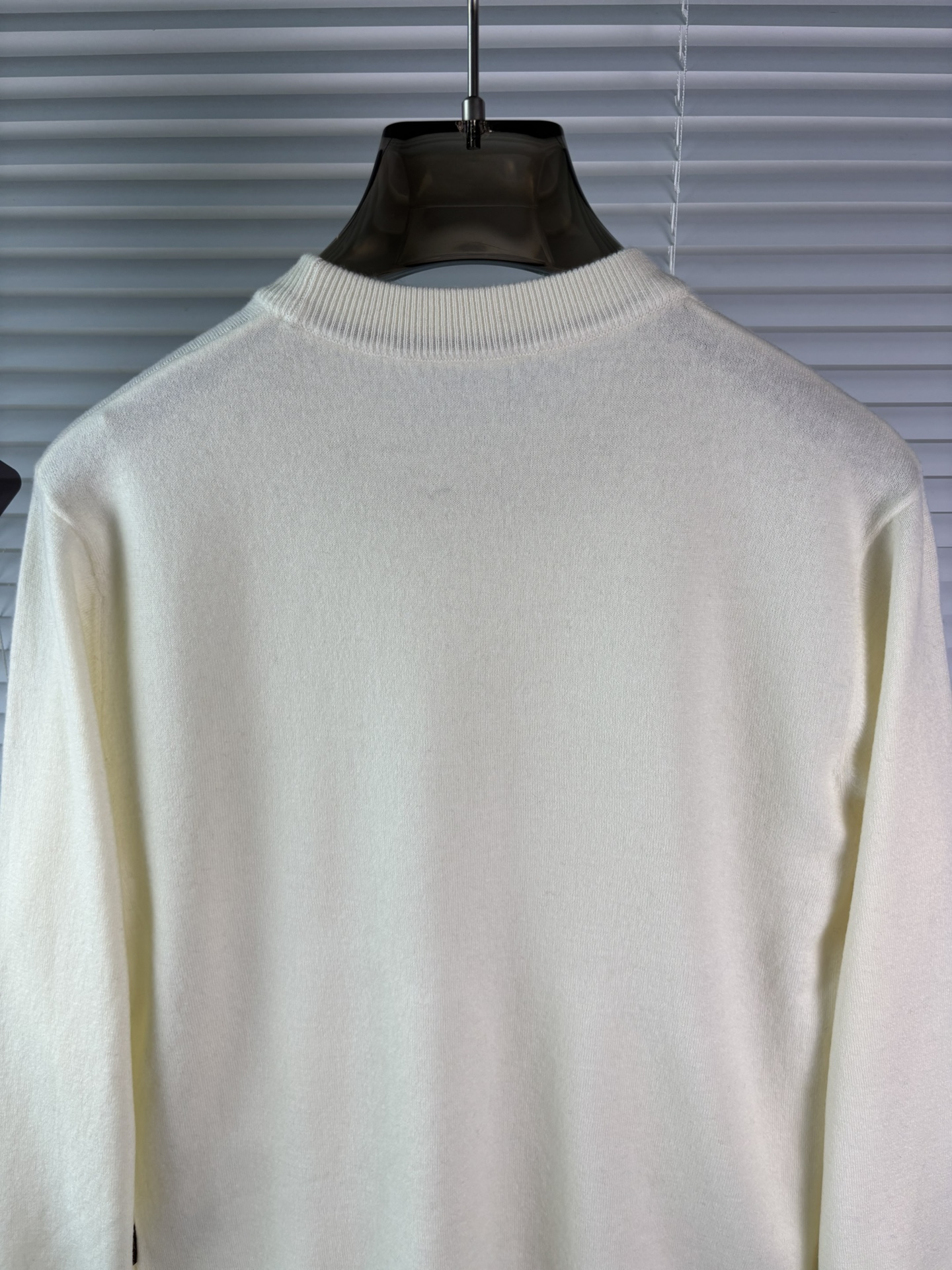 秋冬新品贸易公司渠道稀出，领先官网发售！基础款纯色针织衫单穿叠穿的好选择，修身显瘦的合身版型款式简约，螺