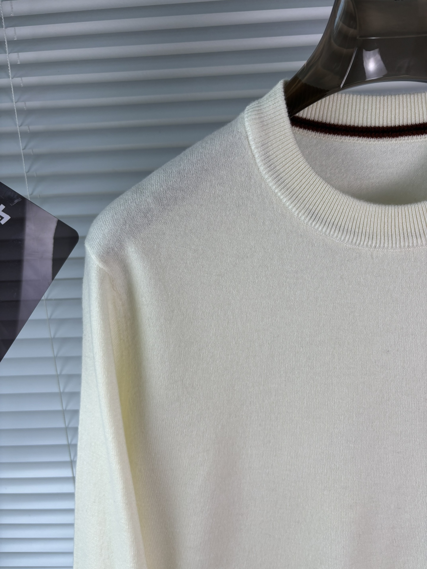 秋冬新品贸易公司渠道稀出，领先官网发售！基础款纯色针织衫单穿叠穿的好选择，修身显瘦的合身版型款式简约，螺