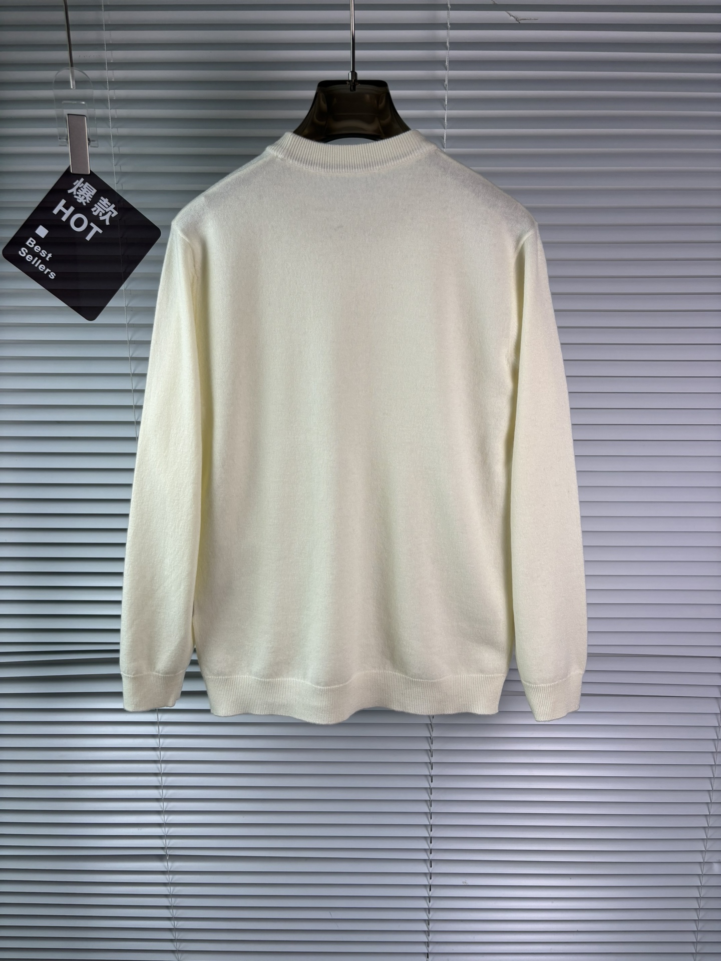 秋冬新品贸易公司渠道稀出，领先官网发售！基础款纯色针织衫单穿叠穿的好选择，修身显瘦的合身版型款式简约，螺