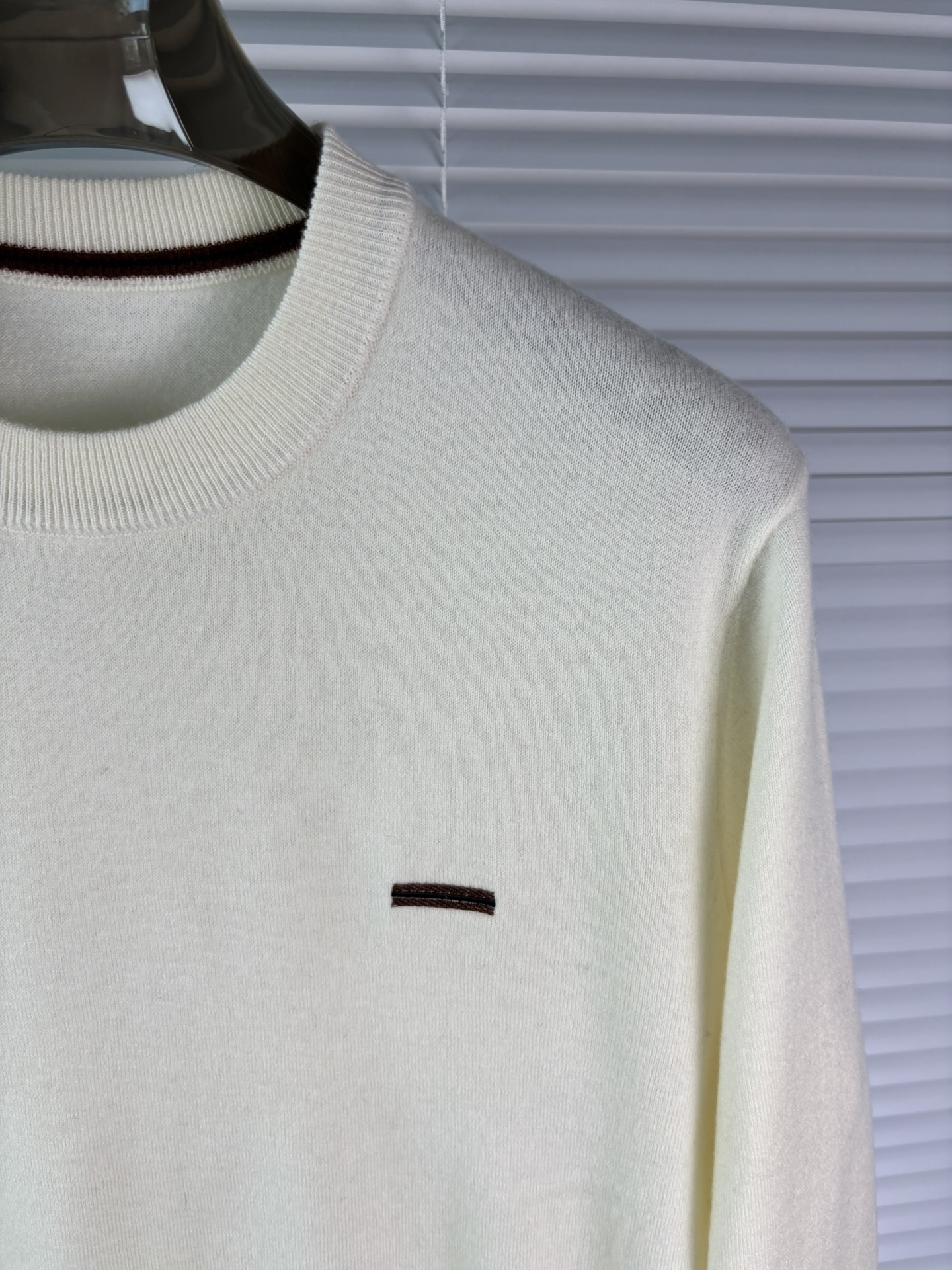 秋冬新品贸易公司渠道稀出，领先官网发售！基础款纯色针织衫单穿叠穿的好选择，修身显瘦的合身版型款式简约，螺