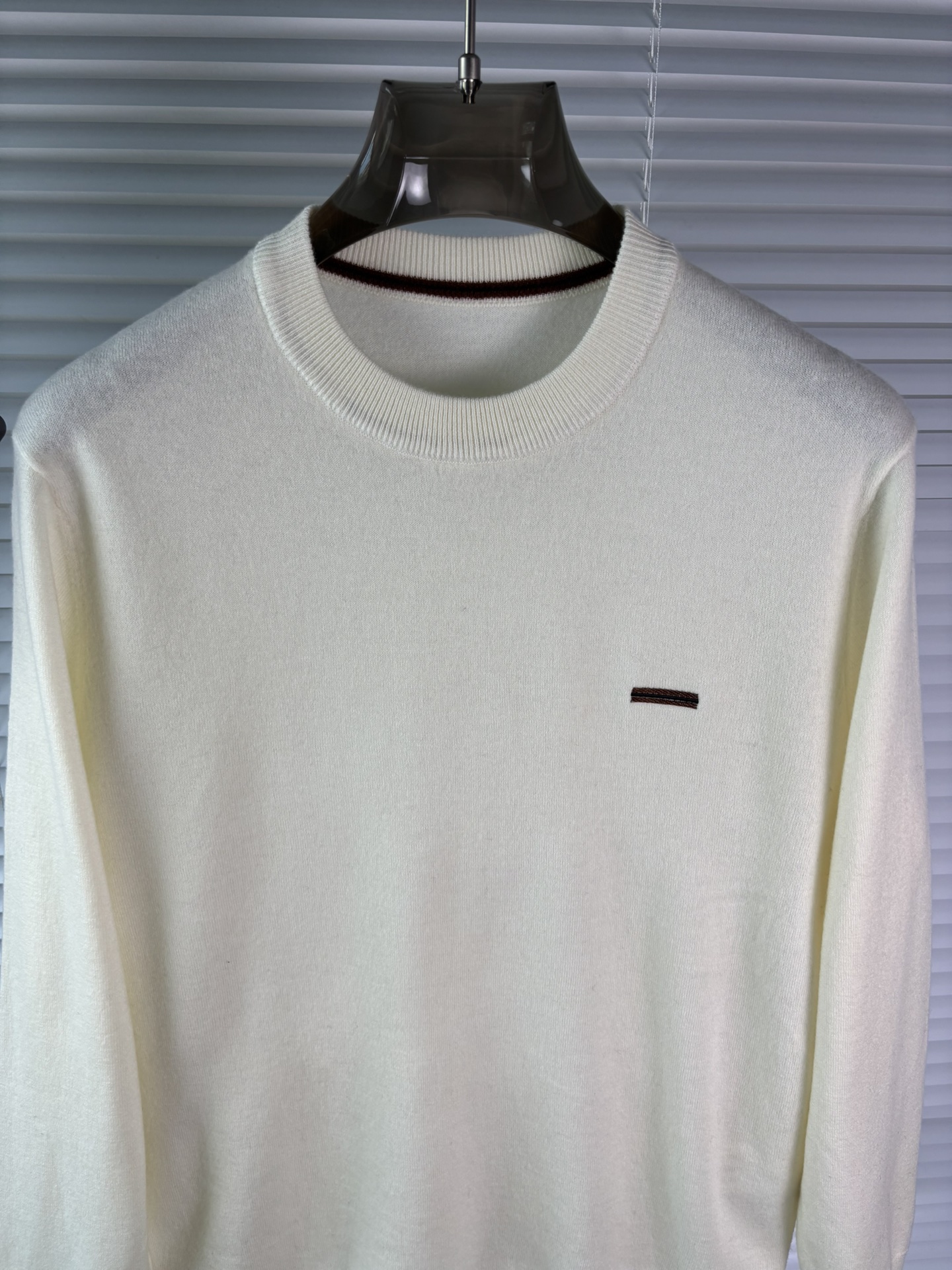 秋冬新品贸易公司渠道稀出，领先官网发售！基础款纯色针织衫单穿叠穿的好选择，修身显瘦的合身版型款式简约，螺