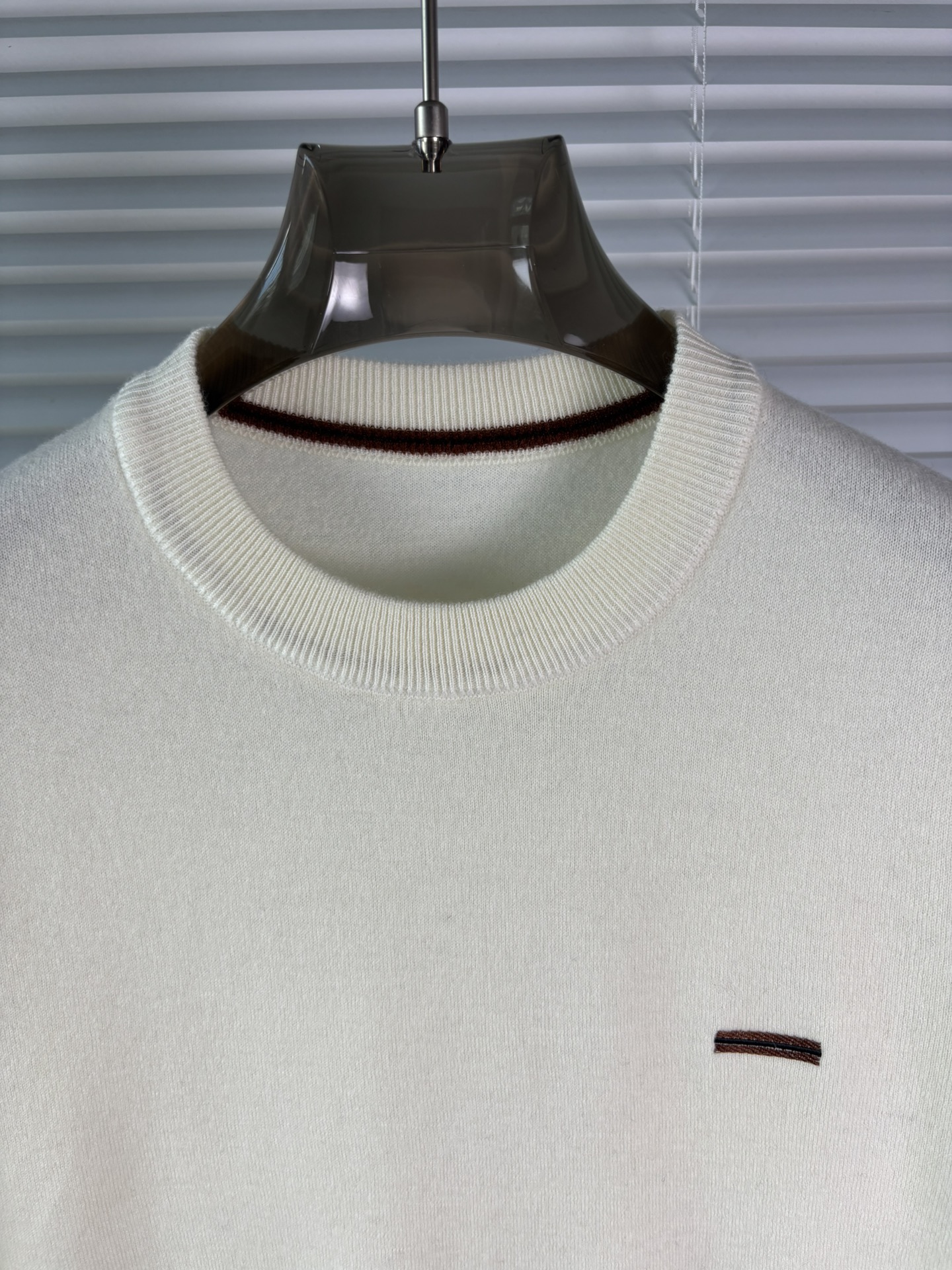 秋冬新品贸易公司渠道稀出，领先官网发售！基础款纯色针织衫单穿叠穿的好选择，修身显瘦的合身版型款式简约，螺