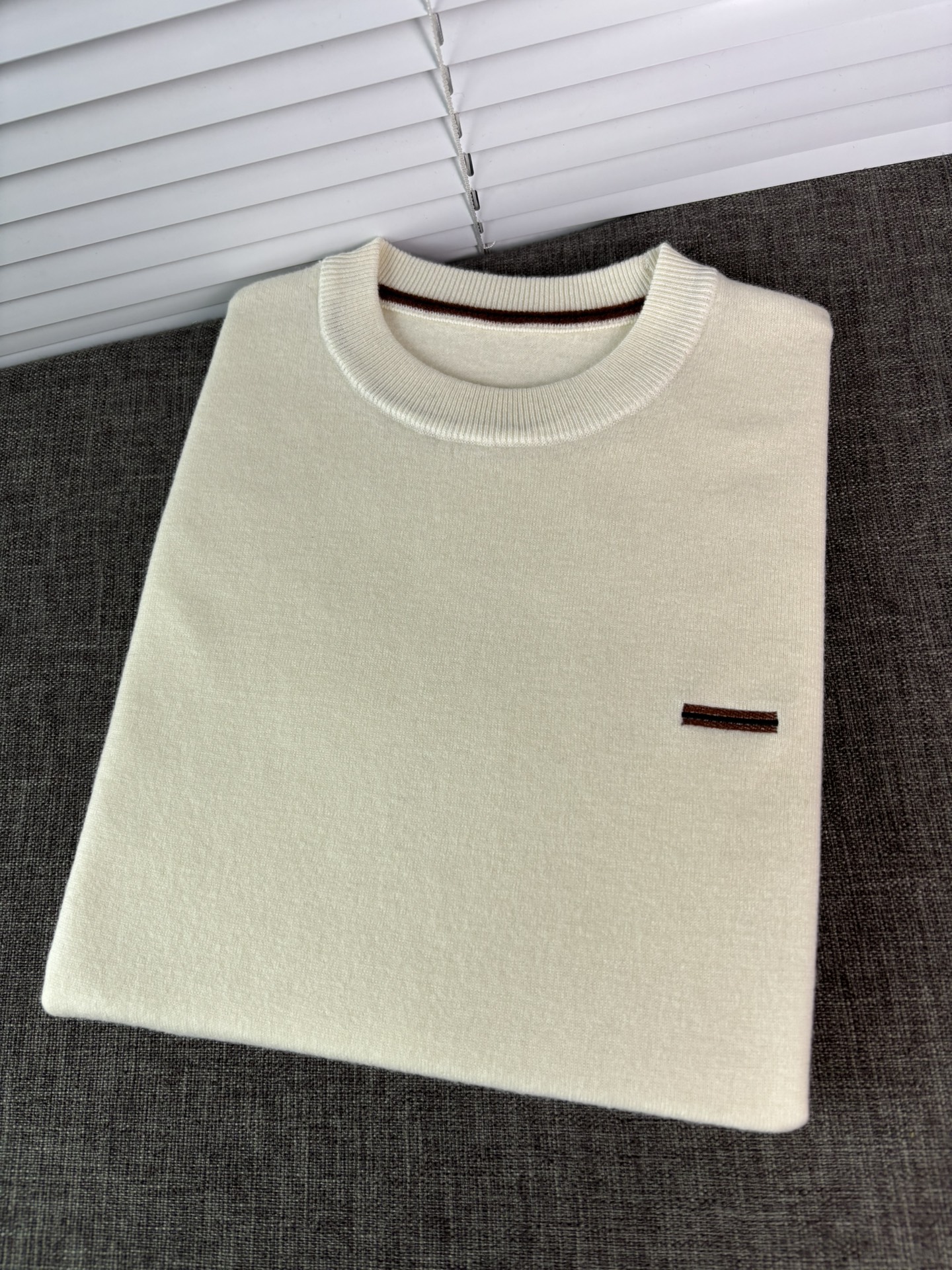 秋冬新品贸易公司渠道稀出，领先官网发售！基础款纯色针织衫单穿叠穿的好选择，修身显瘦的合身版型款式简约，螺