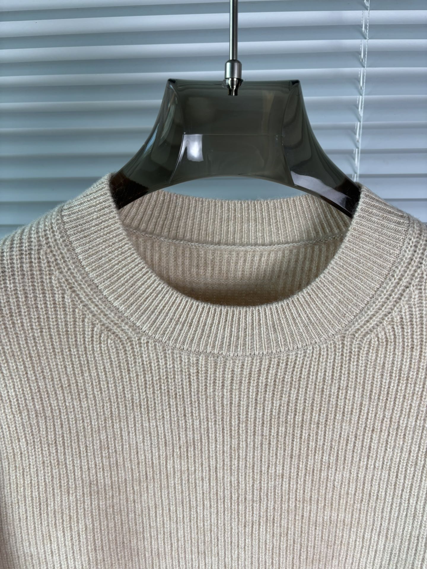 秋冬新品贸易公司渠道稀出，领先官网发售！基础款纯色针织衫单穿叠穿的好选择，修身显瘦的合身版型款式简约，螺