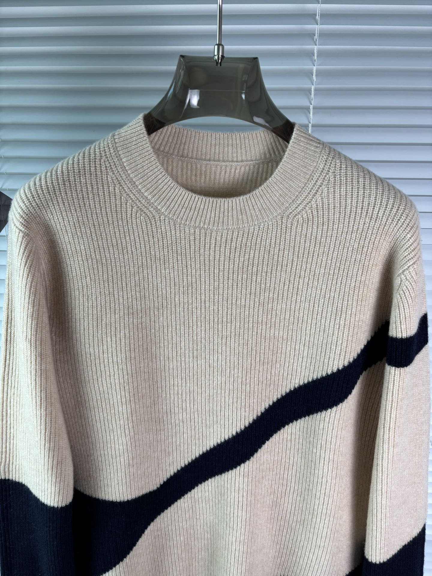 秋冬新品贸易公司渠道稀出，领先官网发售！基础款纯色针织衫单穿叠穿的好选择，修身显瘦的合身版型款式简约，螺